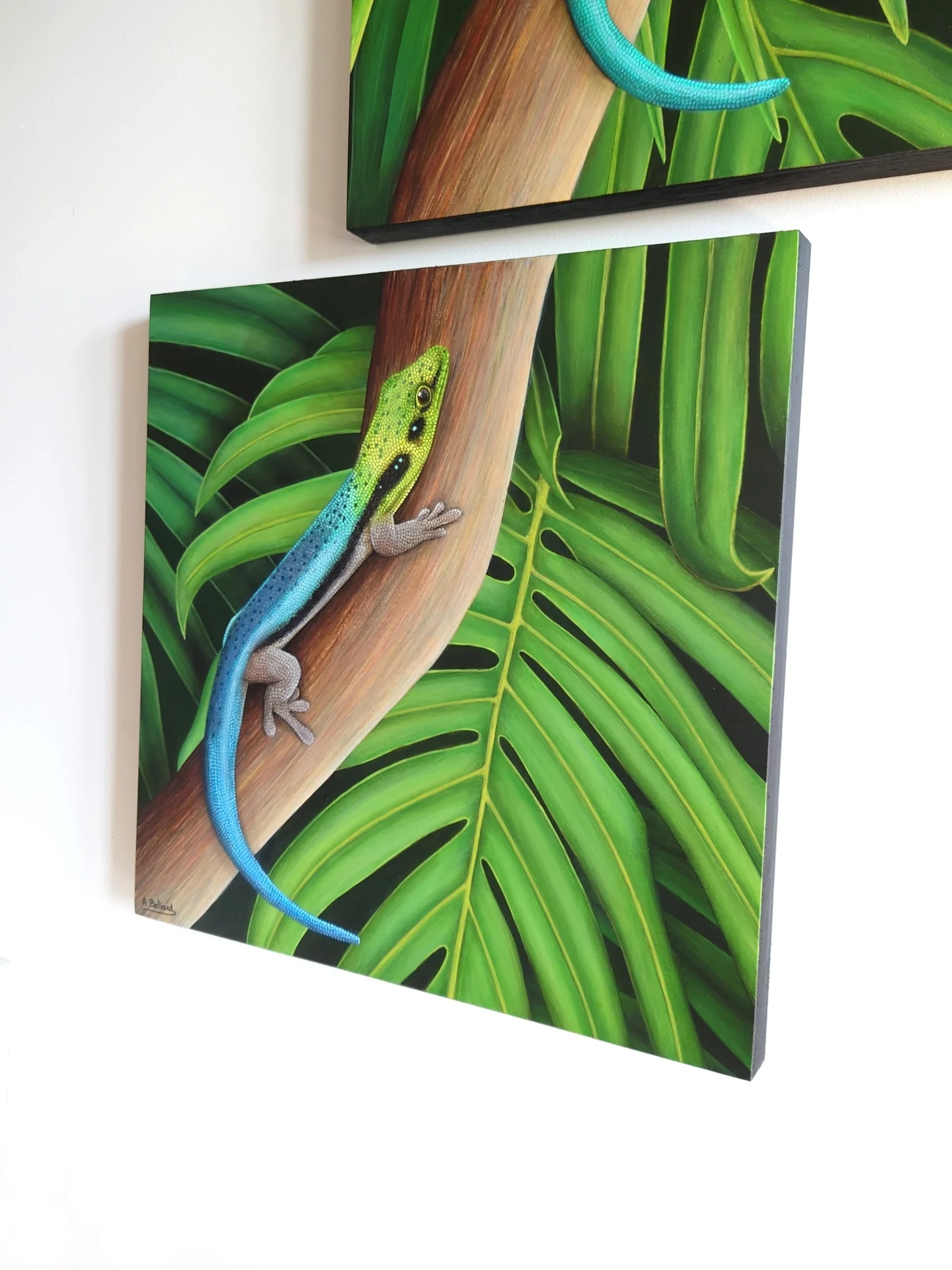 Peinture murale tropicale et exotique de trois lézards geckos dans la jungle de la forêt tropicale.