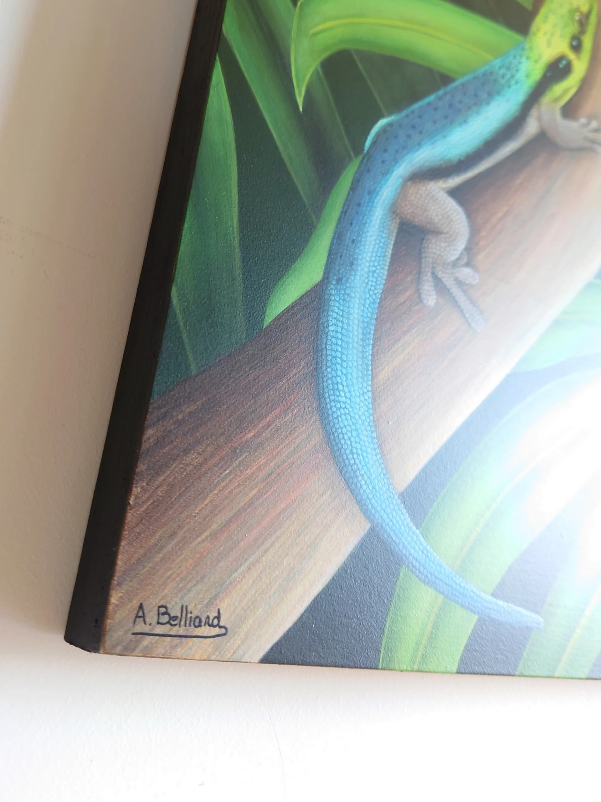 Peinture acrylique de trois lézards geckos dans la jungle de la forêt tropicale sur bois naturel monté sur châssis par Aline Belliard