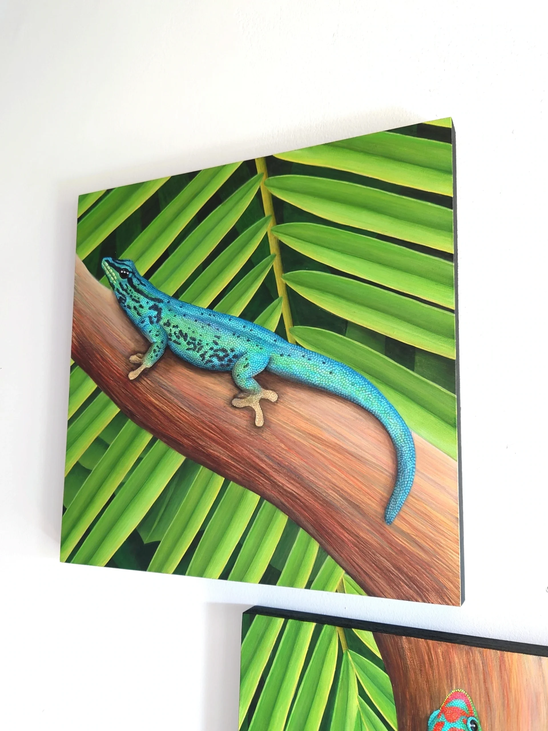 Grand tableau de trois lézards geckos dans la jungle de la forêt tropicale.