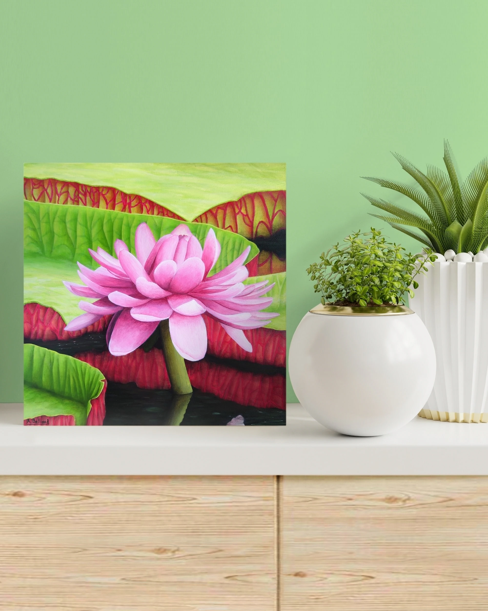 Décoration style tropicale et exotique avec un Petit tableau d'une fleur de nénuphar rose et ses grandes feuilles.