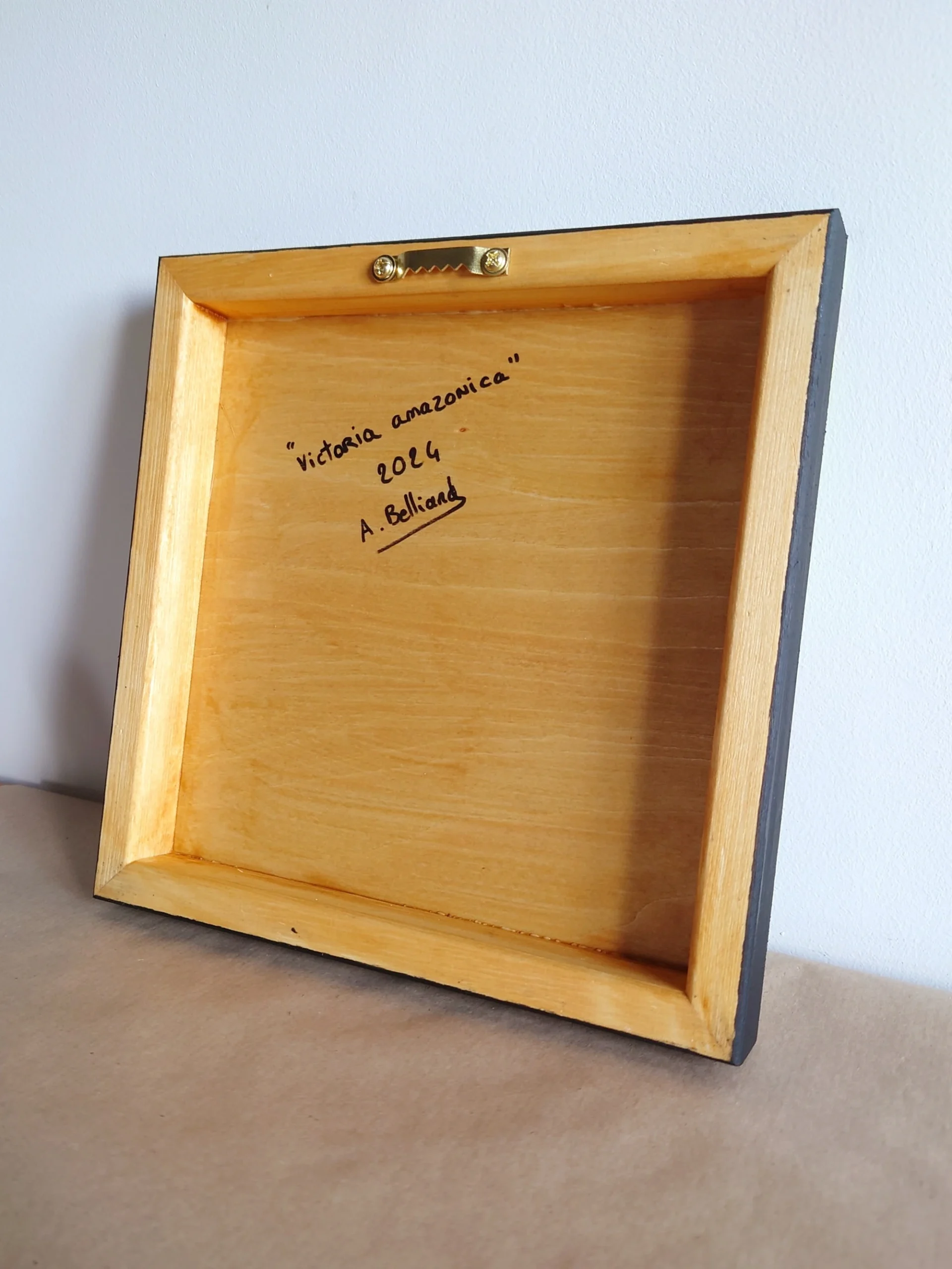 Peinture acrylique d'une fleur de nénuphar rose et ses grandes feuilles sur bois naturel monté sur châssis par Aline Belliard