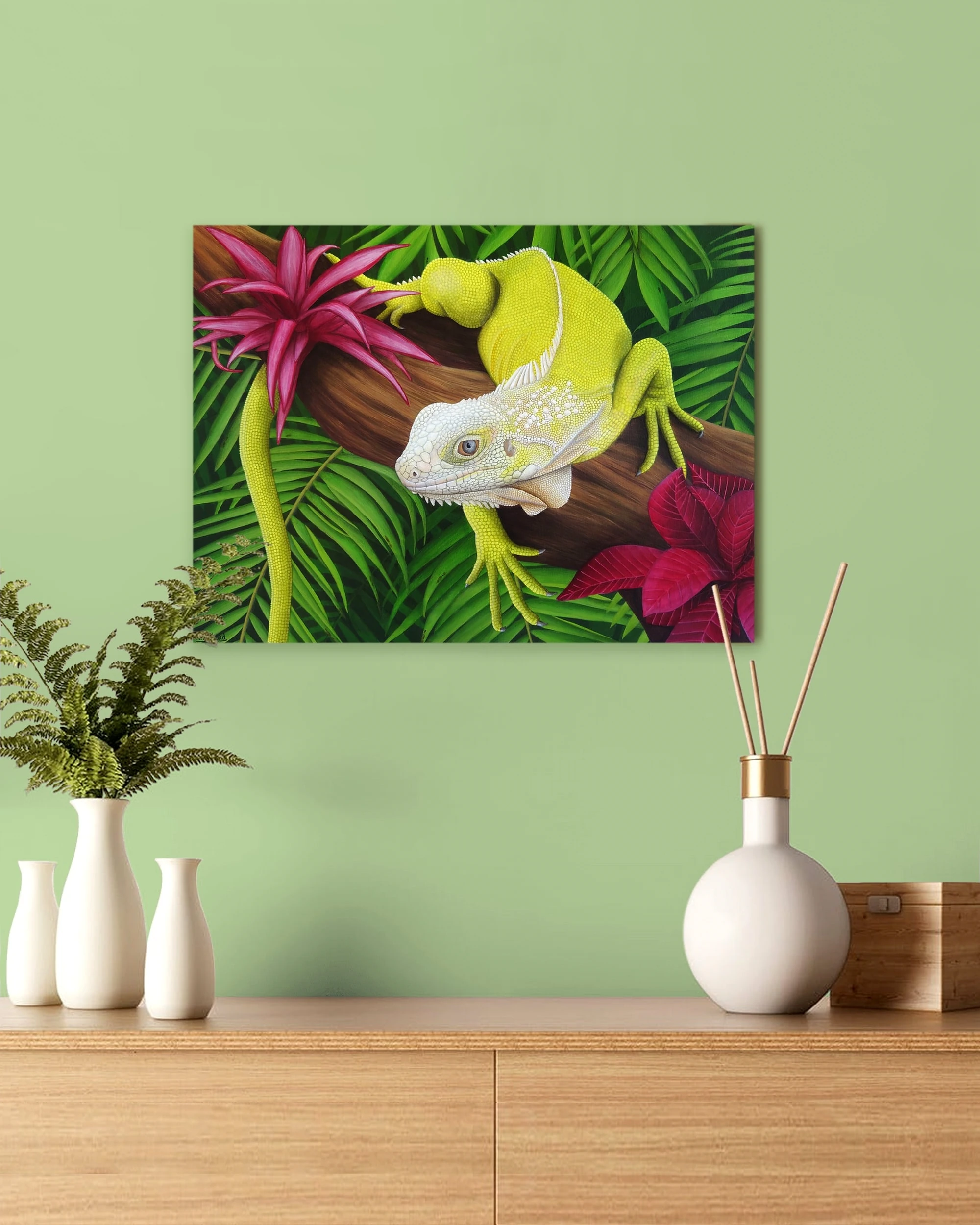 Décoration tropicale et exotique avec un Tableau d'un iguane jaune sur une banche dans la jungle des forêts tropicales.