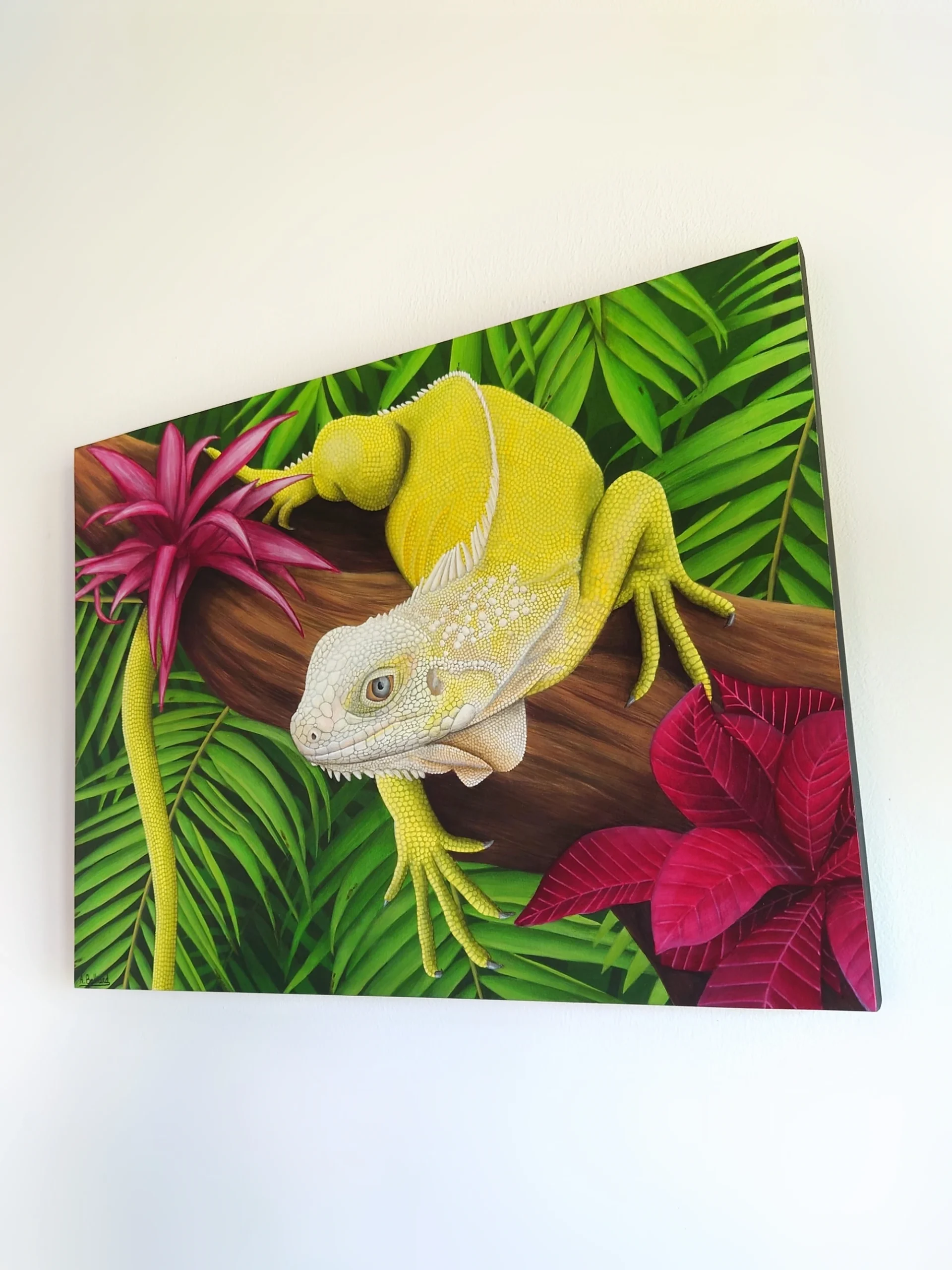Peinture acrylique d'un iguane jaune sur une banche dans la jungle des forêts tropicales de taille 30x40 cm accroché sur un mur.