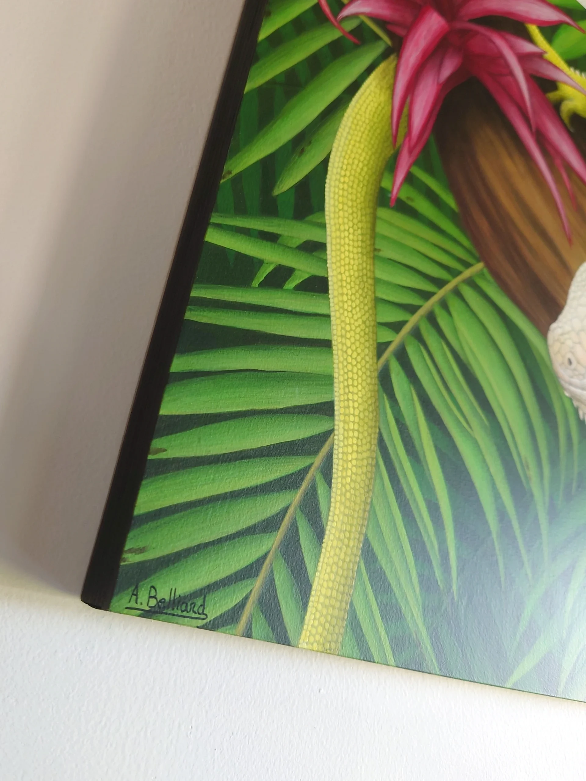 Peinture murale tropicale et exotique d'un iguane jaune sur une banche dans la jungle des forêts tropicales.