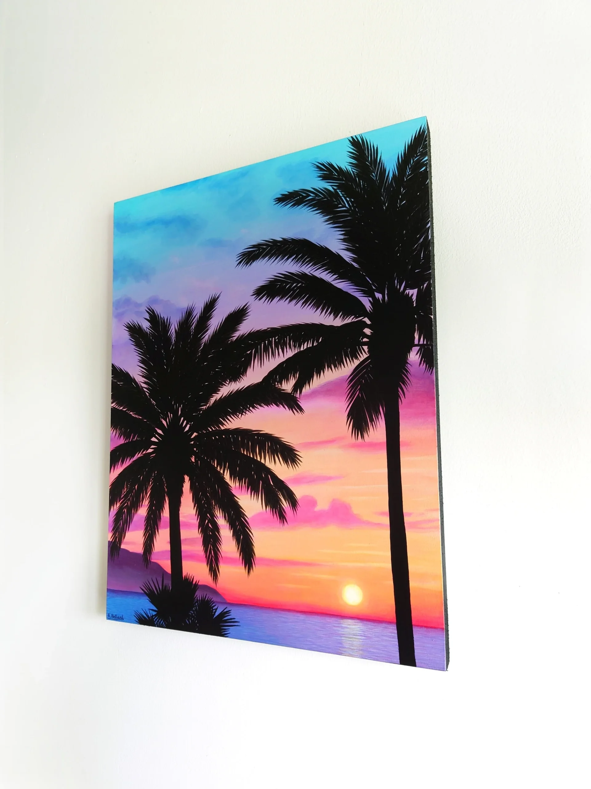 Décoration style tropicale et exotique avec un Tableau d'un coucher de soleil sur la mer, avec des palmiers devant.