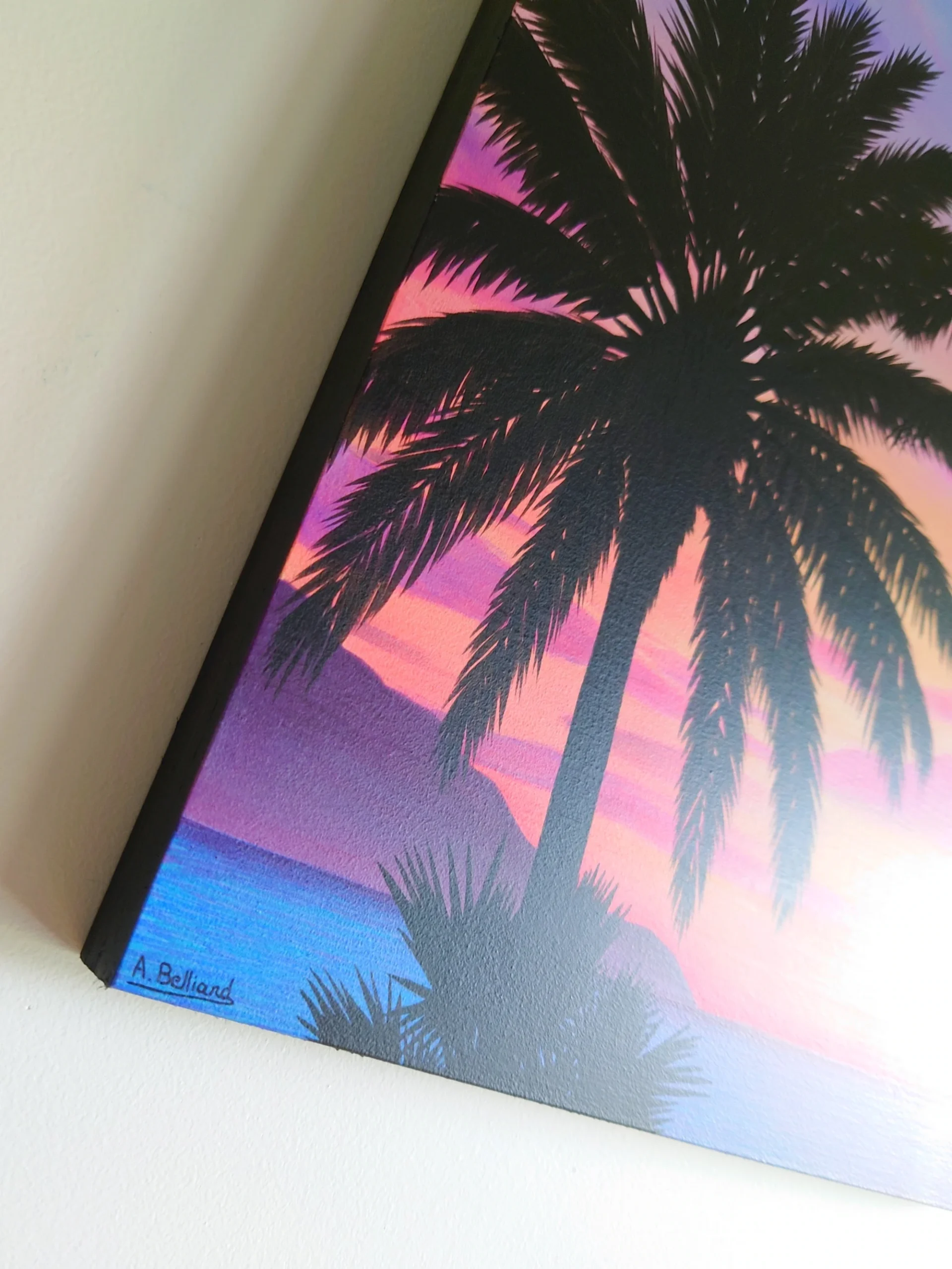 Peinture murale tropicale et exotique d'un coucher de soleil sur la mer, avec des palmiers devant.