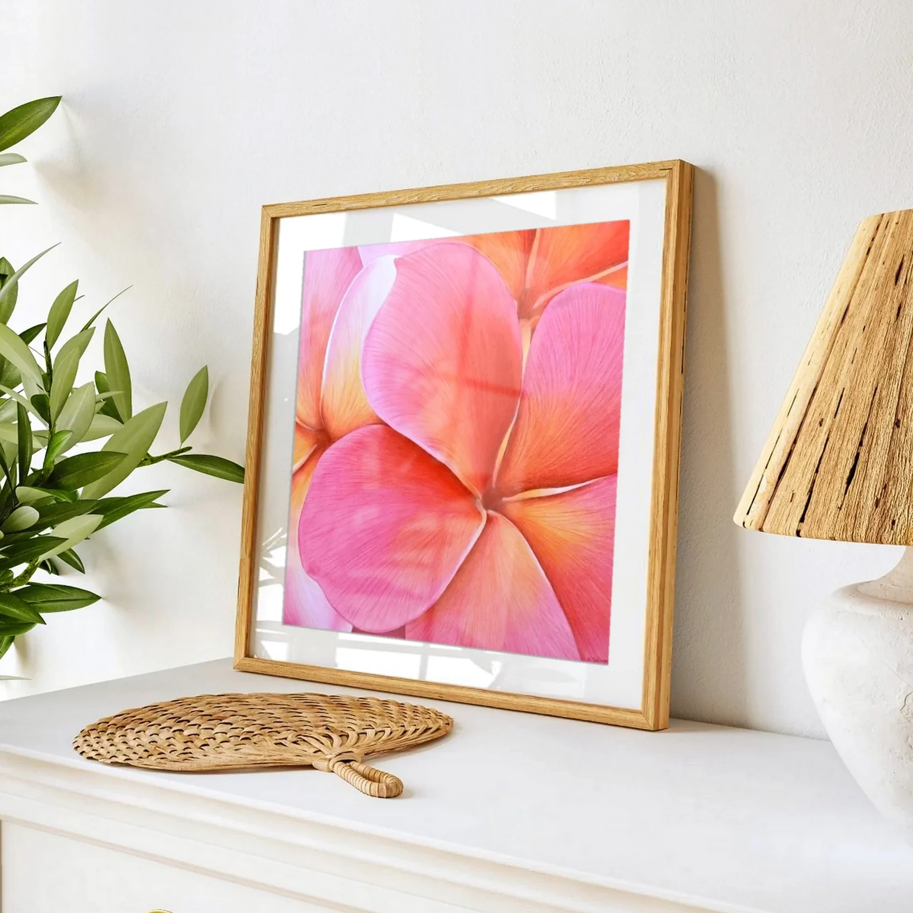 Affiche d'art d'une peinture de fleurs roses de plumeria frangipanier posée sur un meuble pour une décoration tropicale