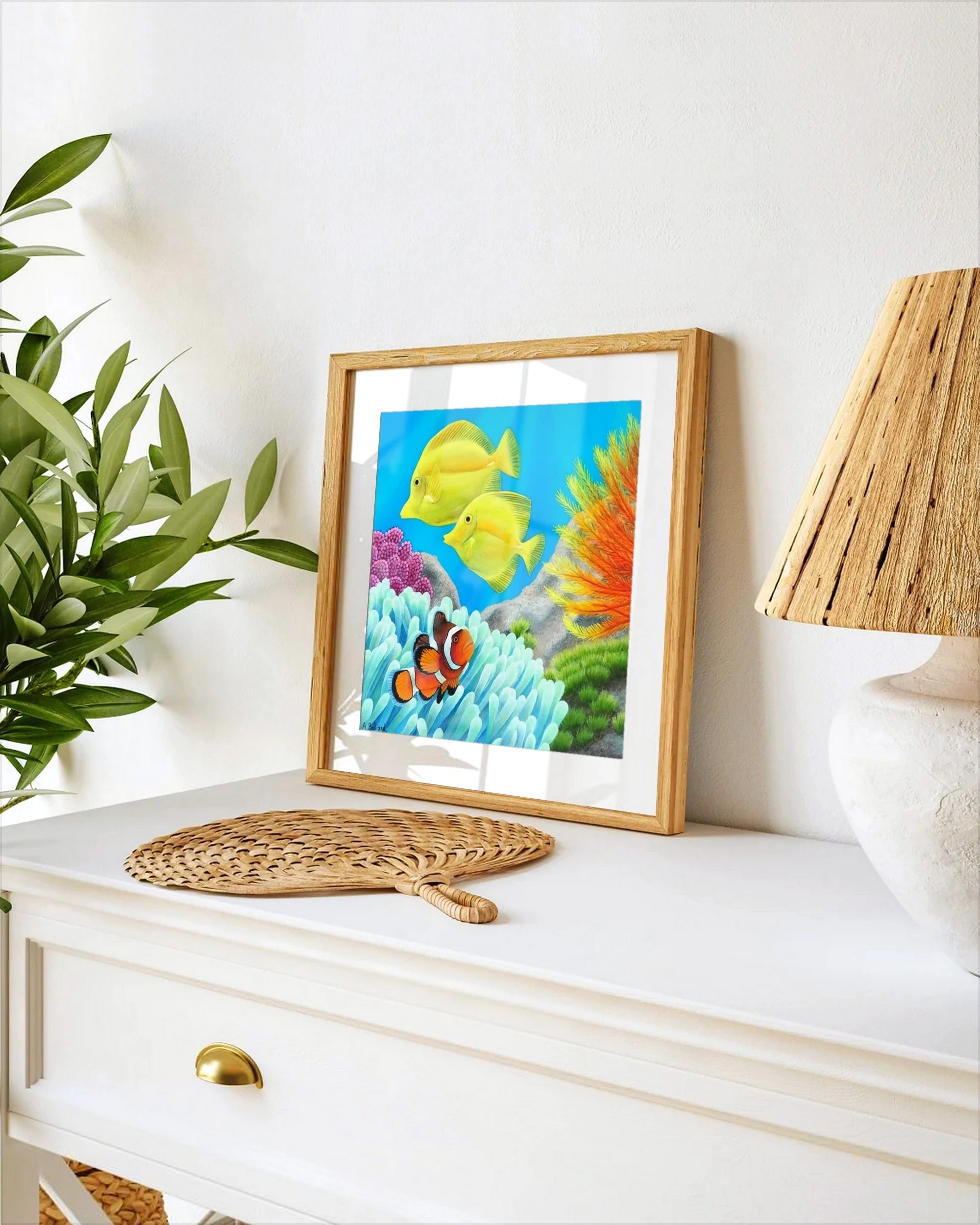 Affiche d'art d'une peinture de poissons colorés dans les récifs de l'océan posée sur un meuble pour un style tropical exotique