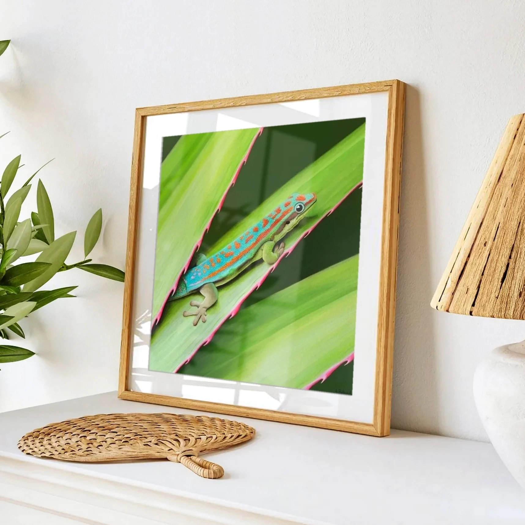 Affiche d'art d'une peinture d'un lézard gecko de l'île maurice posée sur un meuble pour une décoration tropicale