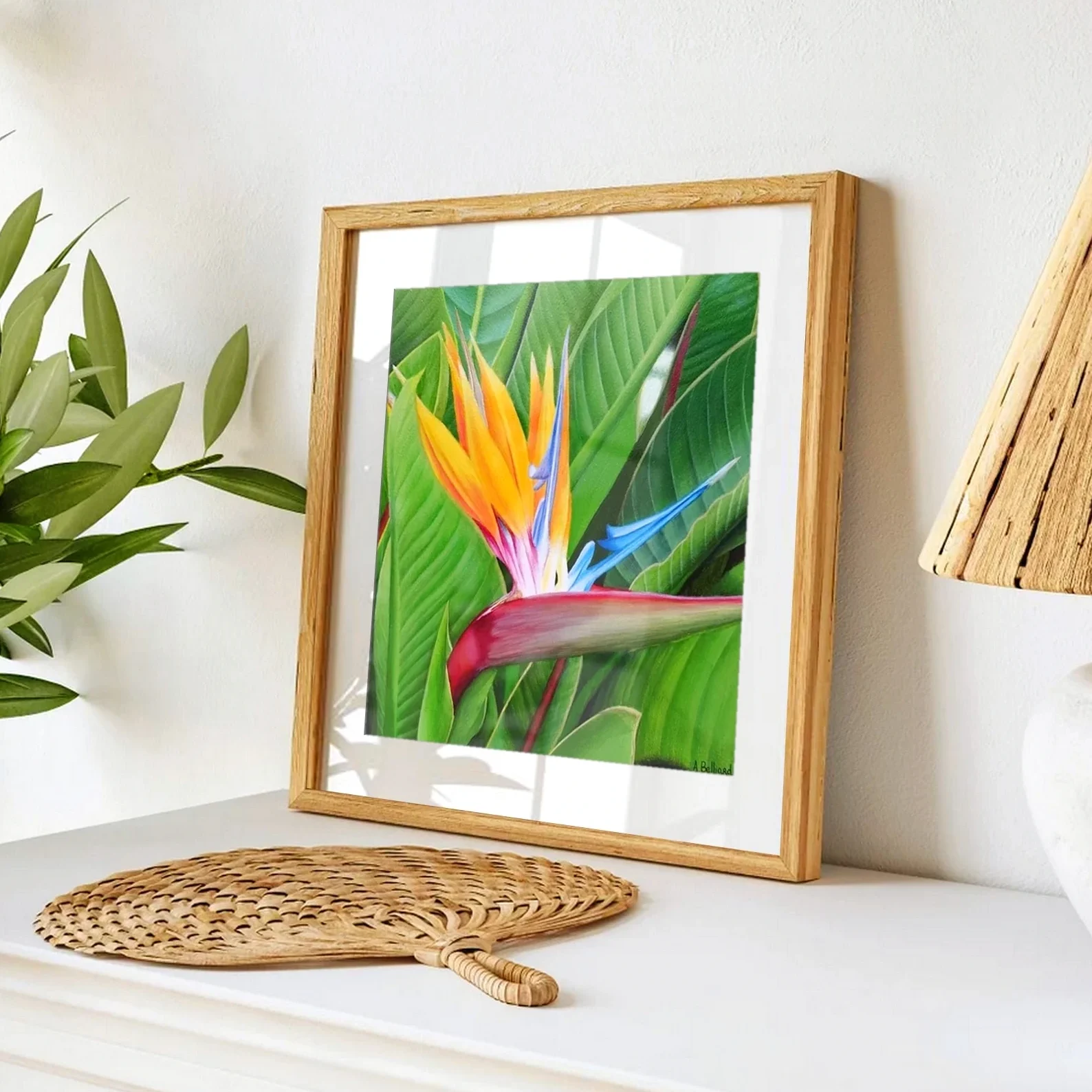 Affiche d'art d'une peinture d'une fleur de strelitzia posée sur un meuble pour un style tropical exotique