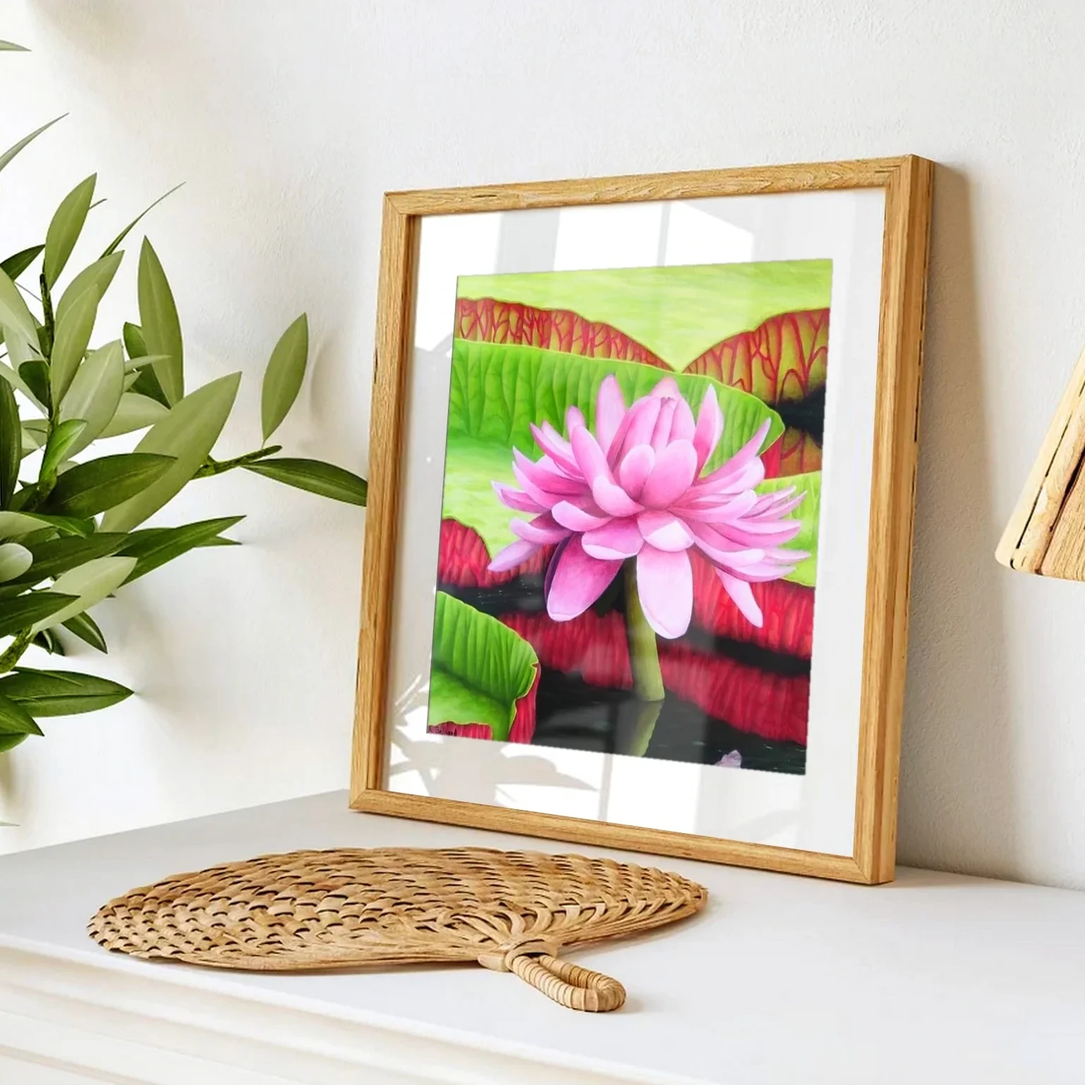Affiche d'art d'une peinture d'une fleur rose de nénuphar posée sur un meuble pour un style tropical exotique