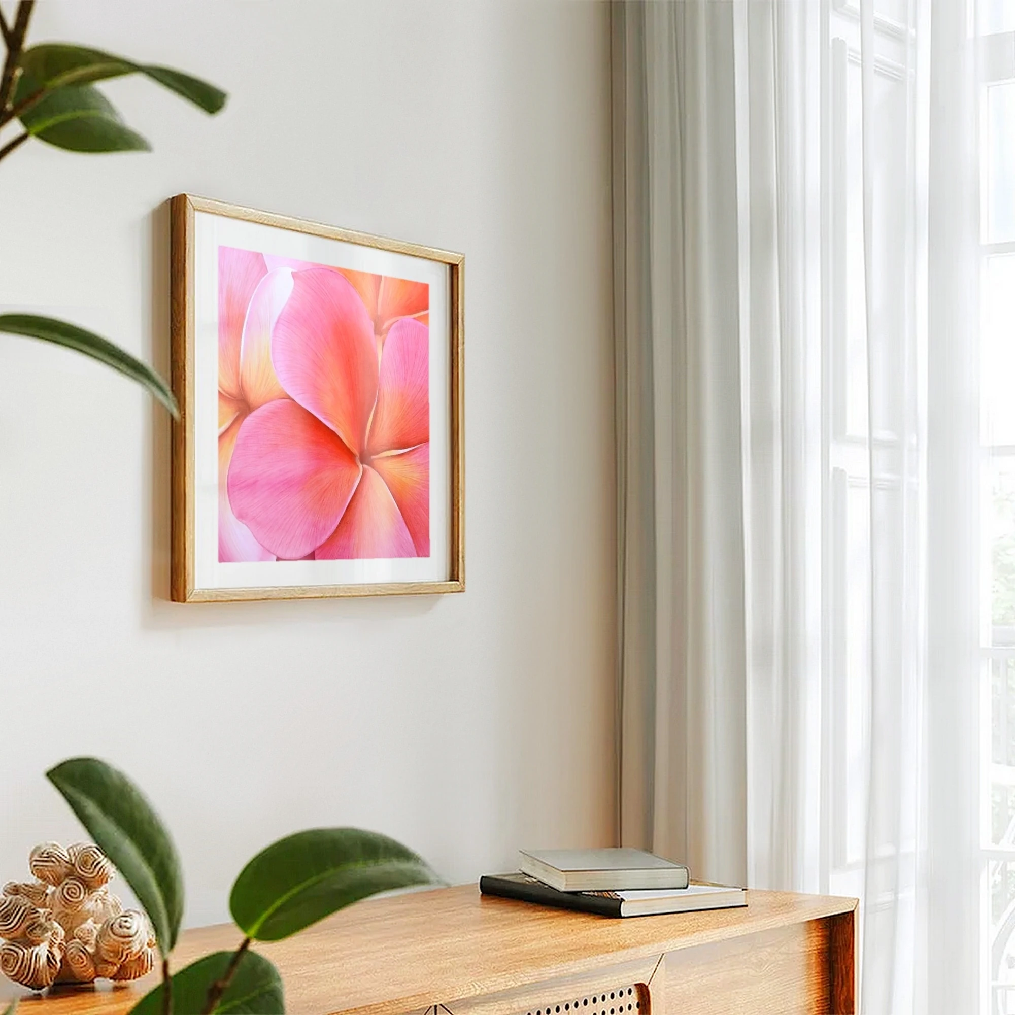 Impression d'art d'une peinture de fleurs roses de plumeria frangipanier accroché sur un mur pour une décoration tropical exotique