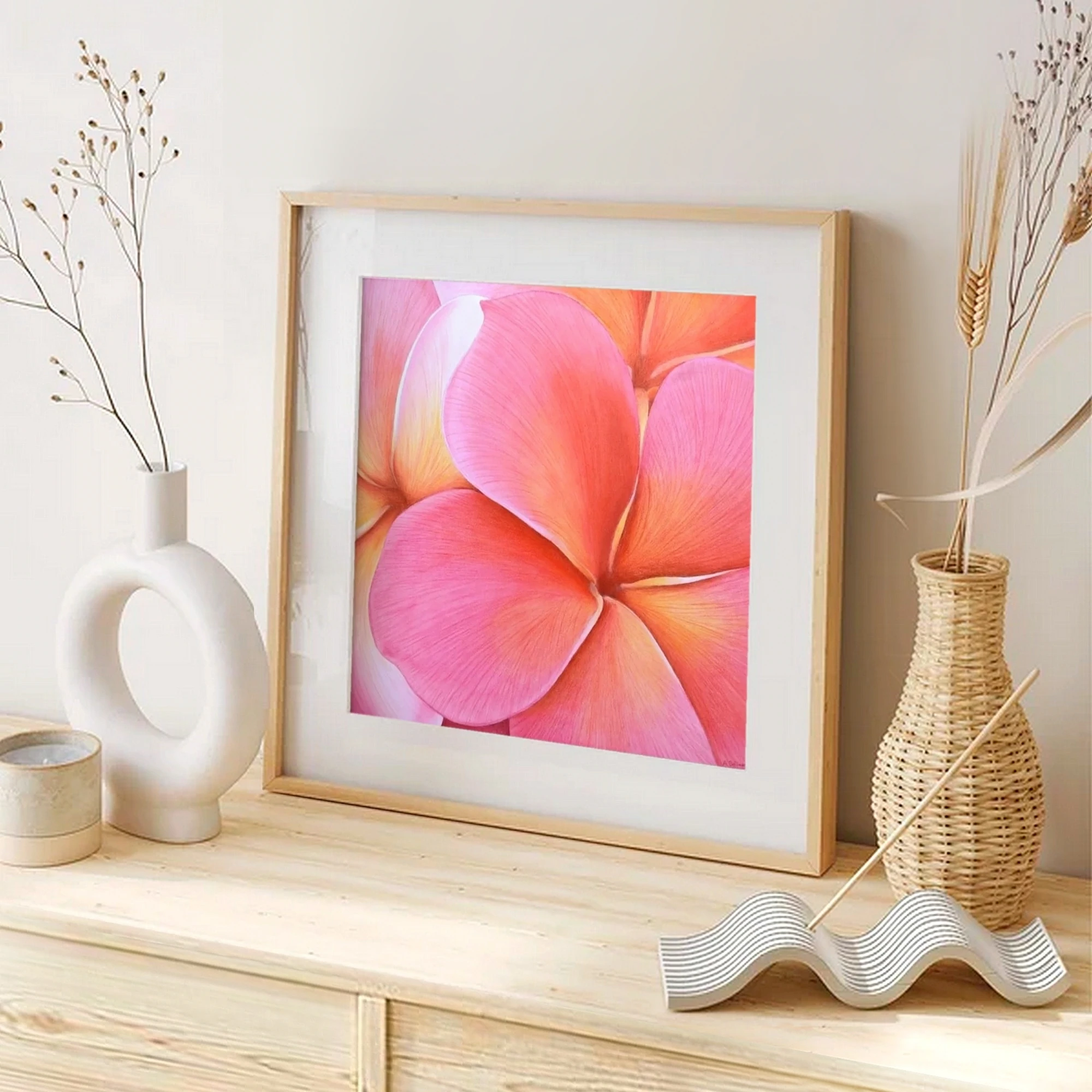 Impression d'art d'une peinture de fleurs roses de plumeria frangipanier posée sur un meuble pour une décoration tropical exotique