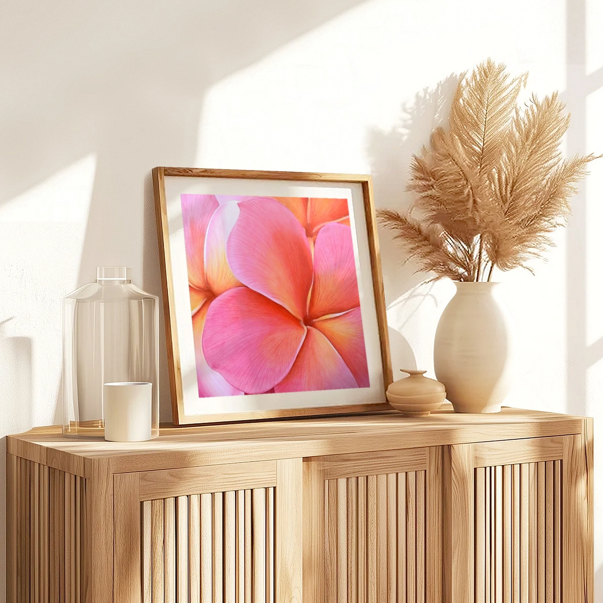 Impression d'art d'une peinture de fleurs roses de plumeria frangipanier posée sur un meuble pour une décoration tropicale