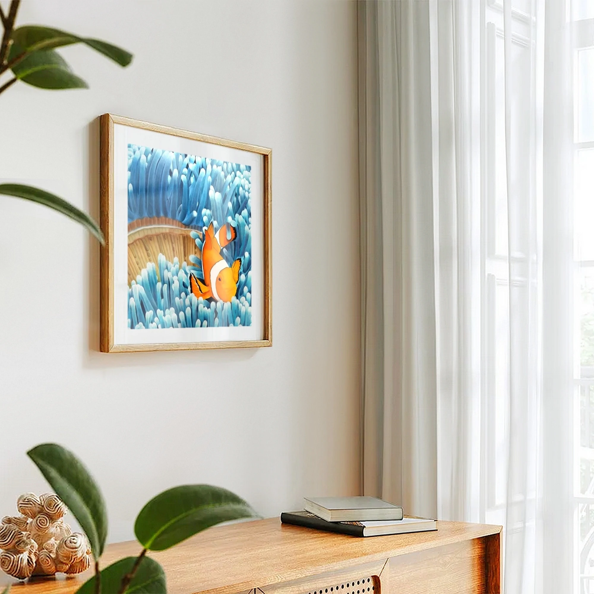 Impression d'art d'une peinture de poisson clown dans les anémones bleues accroché sur un mur pour une décoration bord de mer tropical exotique
