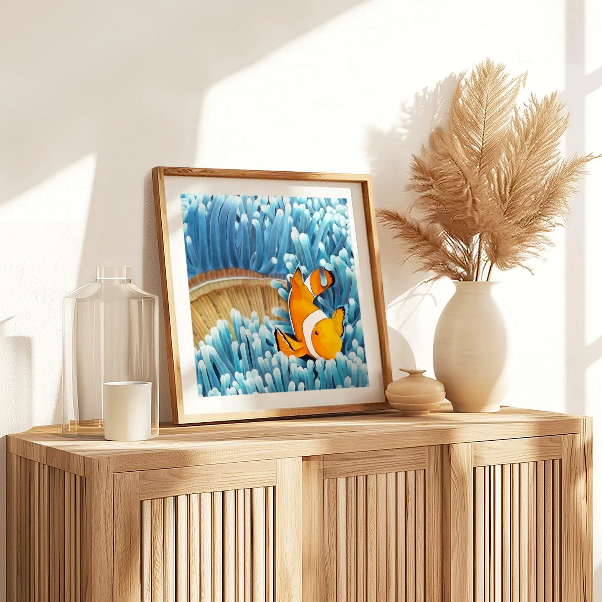Impression d'art d'une peinture de poisson clown dans les anémones bleues posée sur un meuble pour une décoration bord de mer exotique