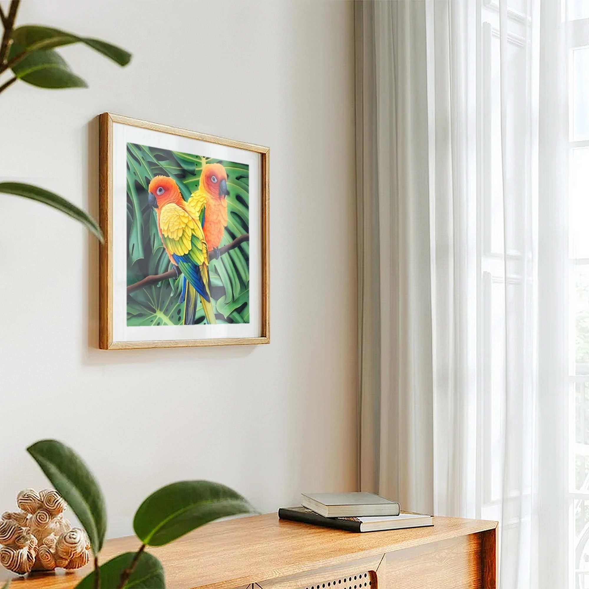 Impression d'art d'une peinture d'oiseaux conures soleil accroché sur un mur pour une décoration tropical exotique