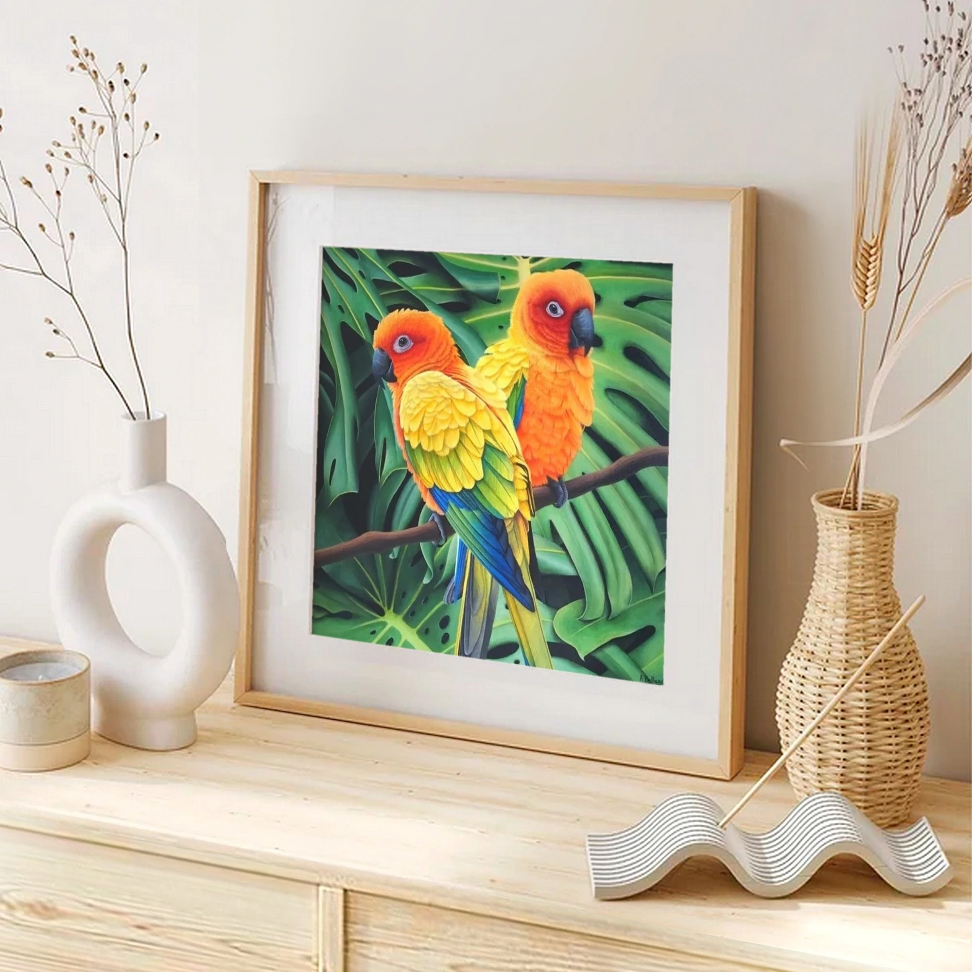 Impression d'art d'une peinture d'oiseaux conures soleil posée sur un meuble pour une décoration tropical exotique