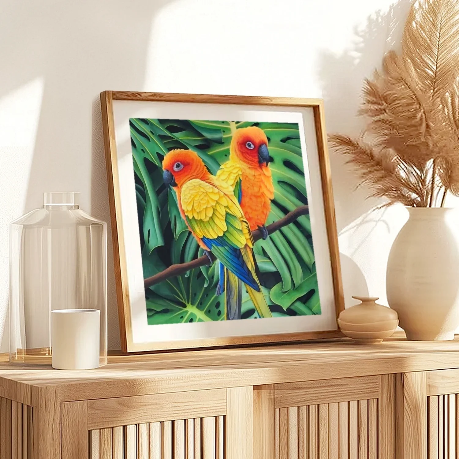 Impression d'art d'une peinture d'oiseaux conures soleil posée sur un meuble pour une décoration tropicale