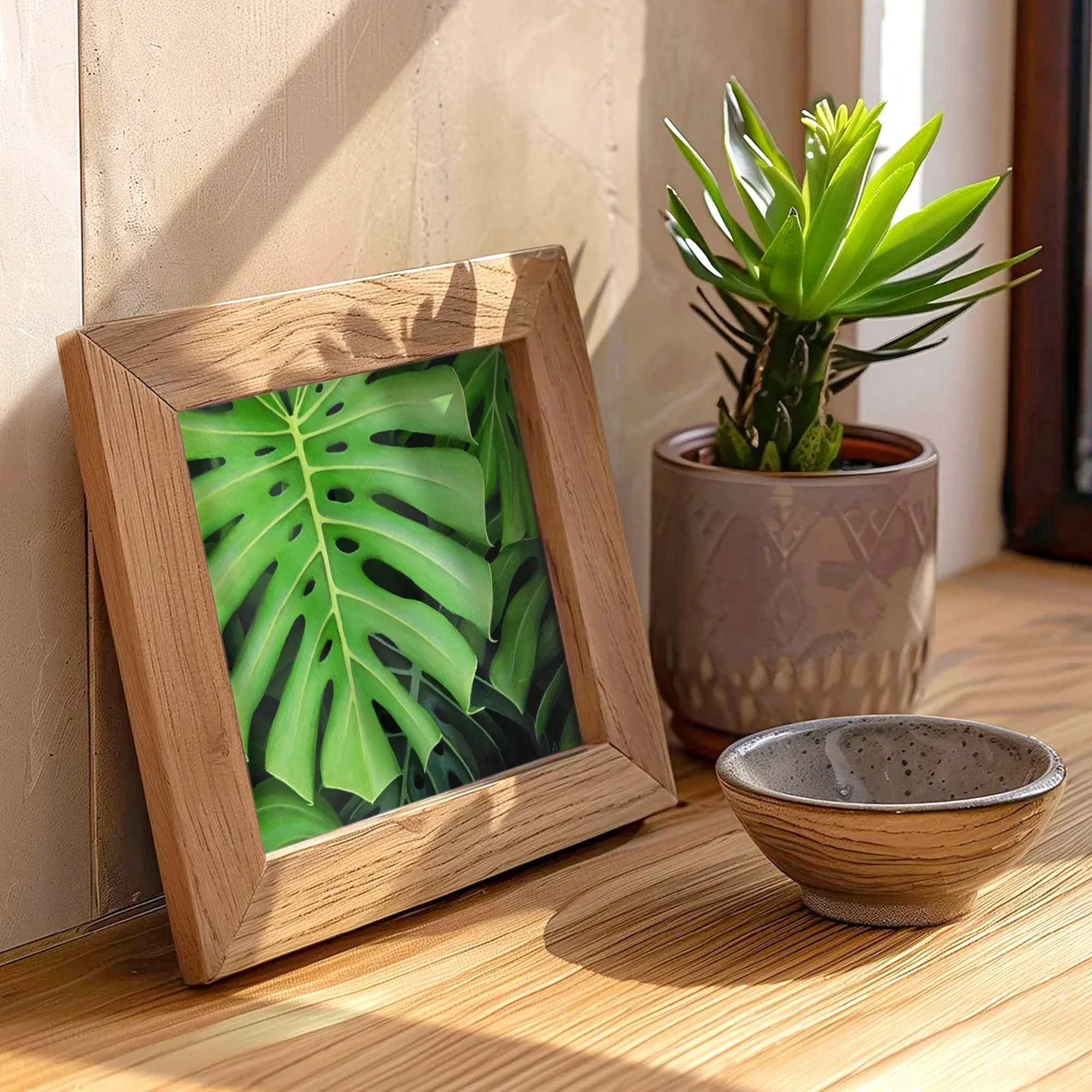 Impression d'art d'une peinture d'un feuillage de plante monstera posée sur un meuble pour un style tropical exotique