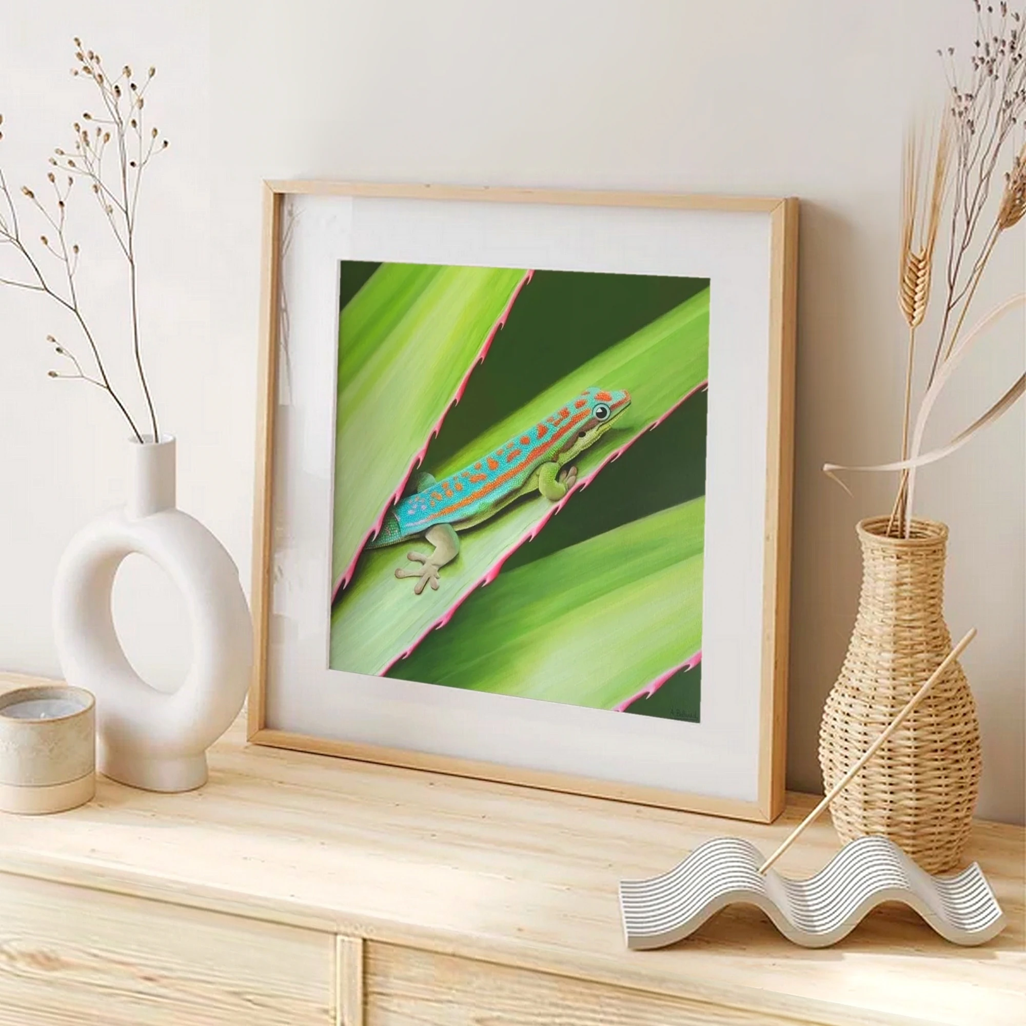 Impression d'art d'une peinture d'un lézard gecko de l'île maurice posée sur un meuble pour une décoration tropical exotique