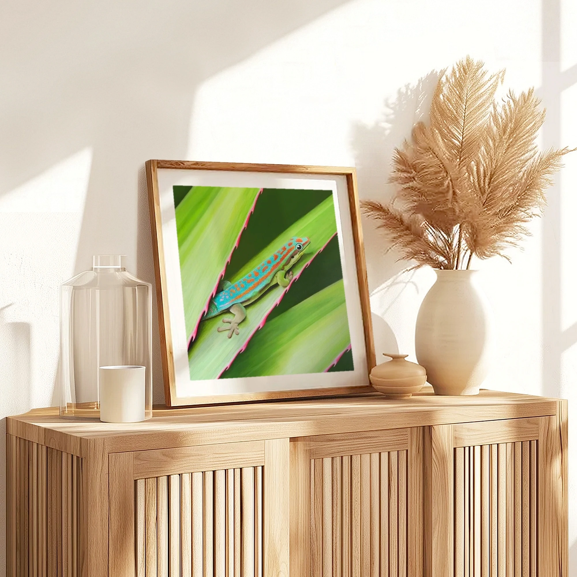 Impression d'art d'une peinture d'un lézard gecko de l'île maurice posée sur un meuble pour une décoration tropicale