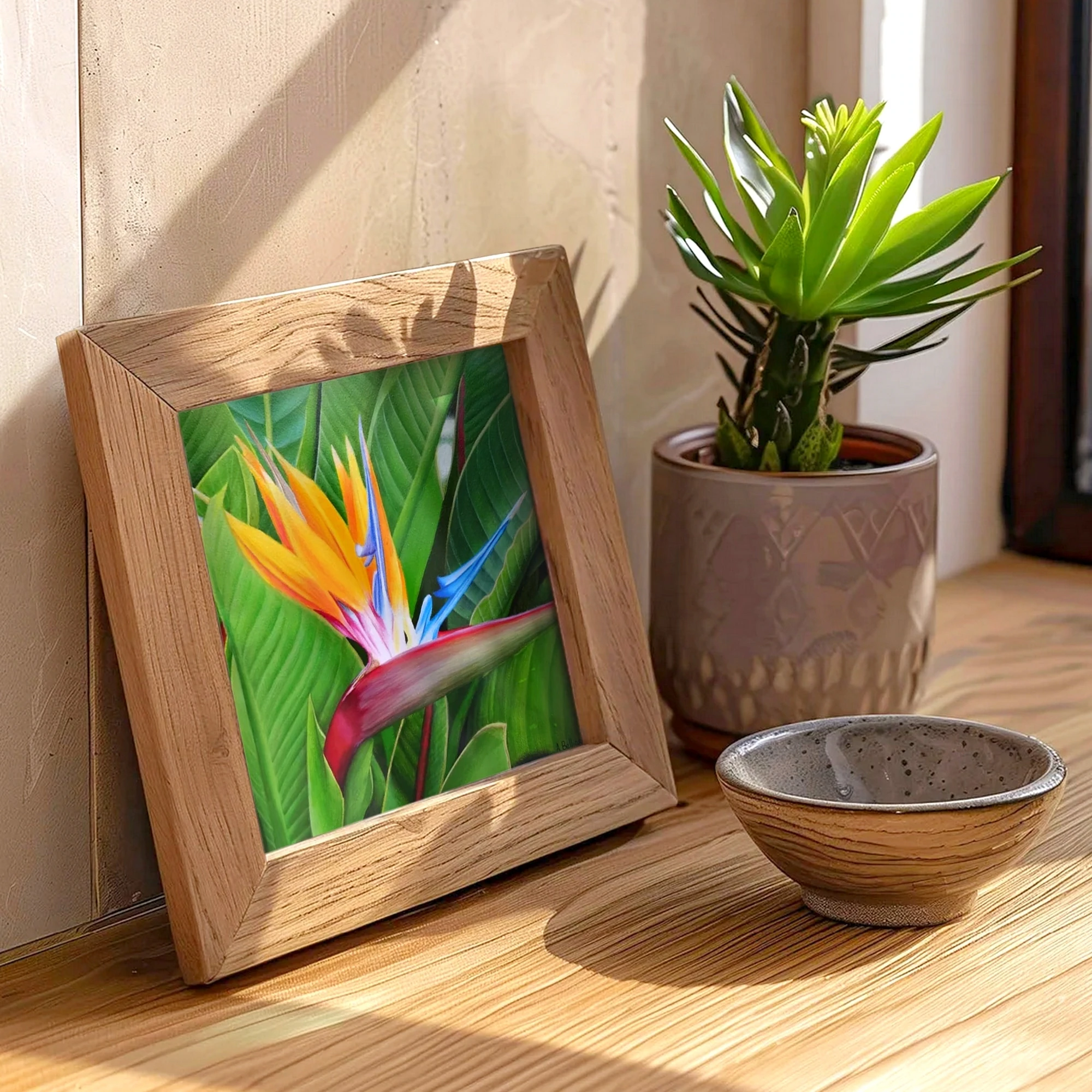 Impression d'art d'une peinture d'une fleur de strelitzia posée sur un meuble pour un style tropical exotique