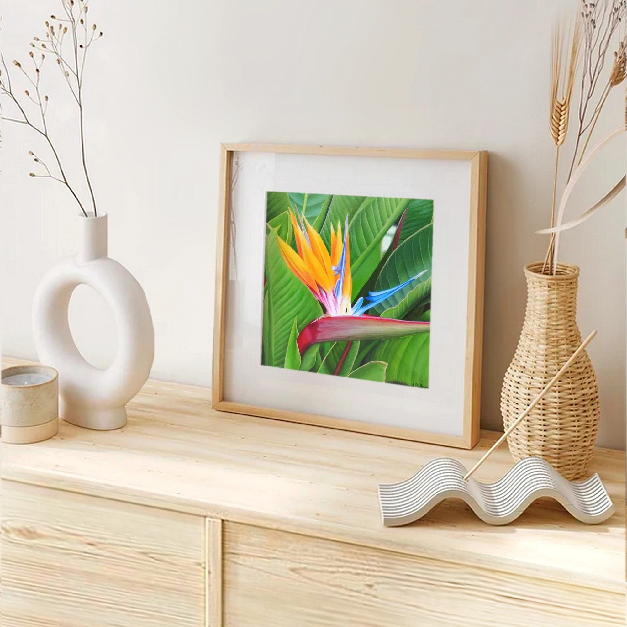 Impression d'art d'une peinture d'une fleur de strelitzia posée sur un meuble pour une décoration tropical exotique