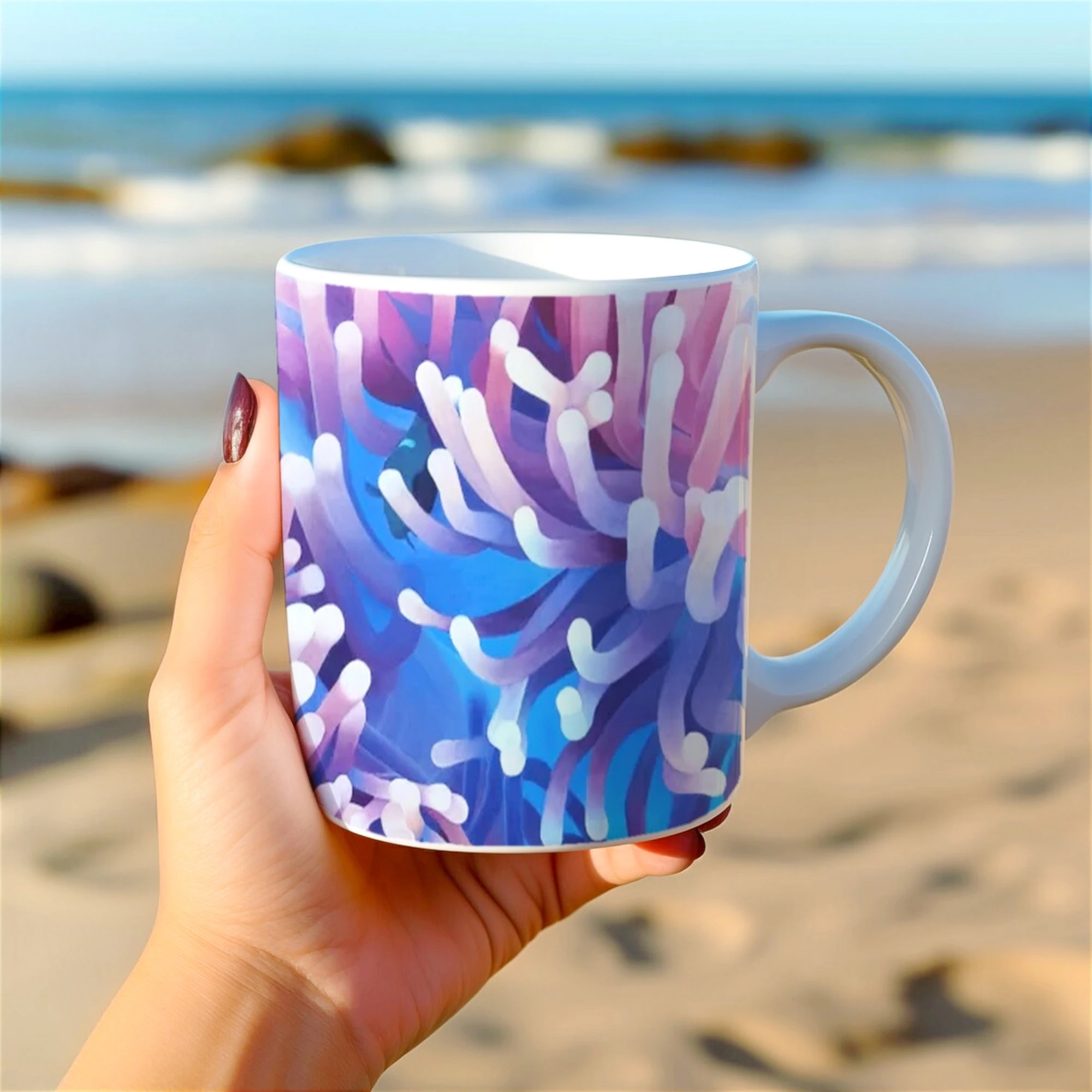 Mug artistique avec des anémones de mer et un poisson, vue depuis une main, parfait pour les amoureux de l’océan.