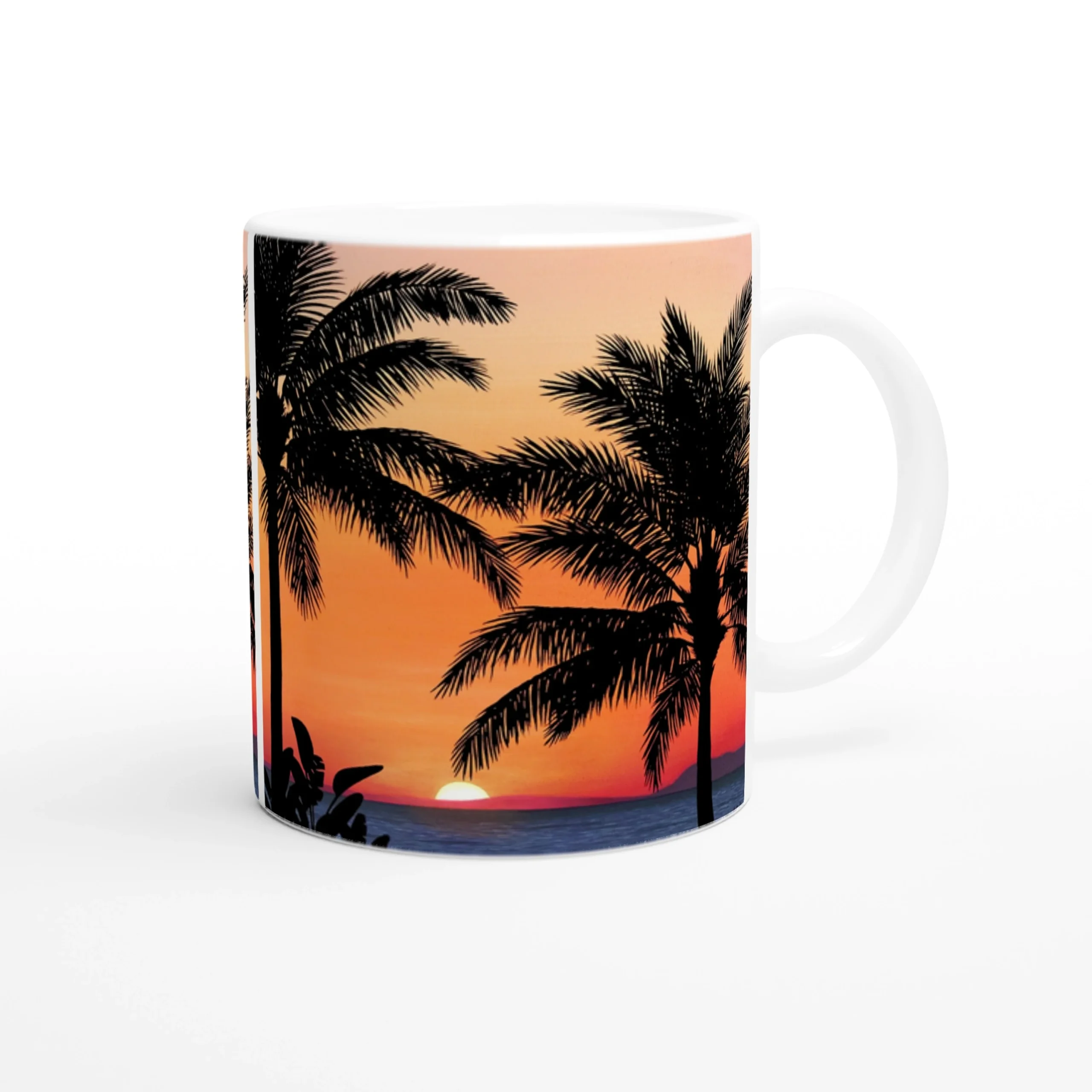 Mug artistique avec une impression lumineuse de coucher de soleil et palmiers, angle dynamique sur fond blanc, parfait pour une ambiance estivale.