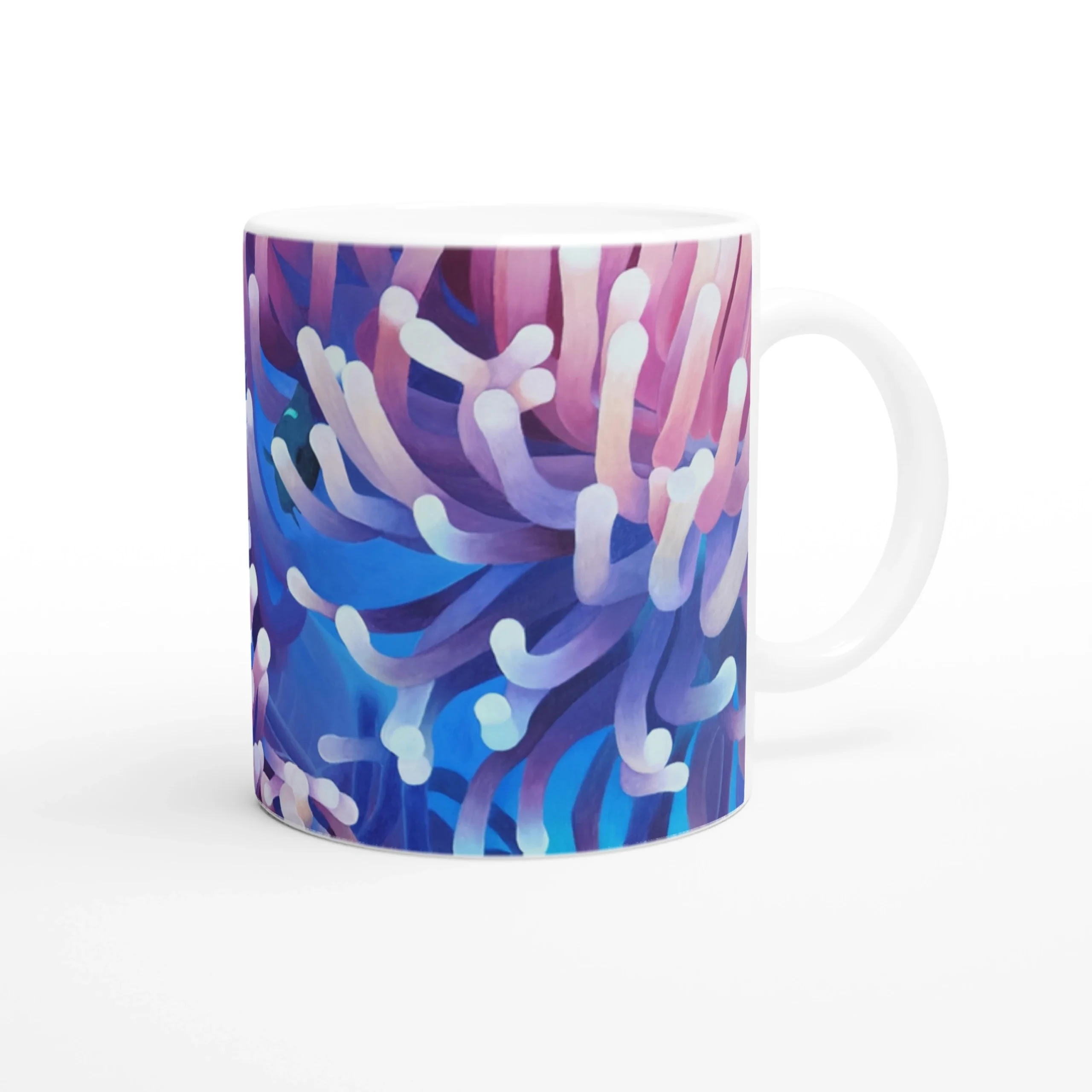 Mug avec anémones de mer et poisson, vue latérale gauche sur fond blanc, un design vibrant et exotique pour les amoureux de l’art marin.