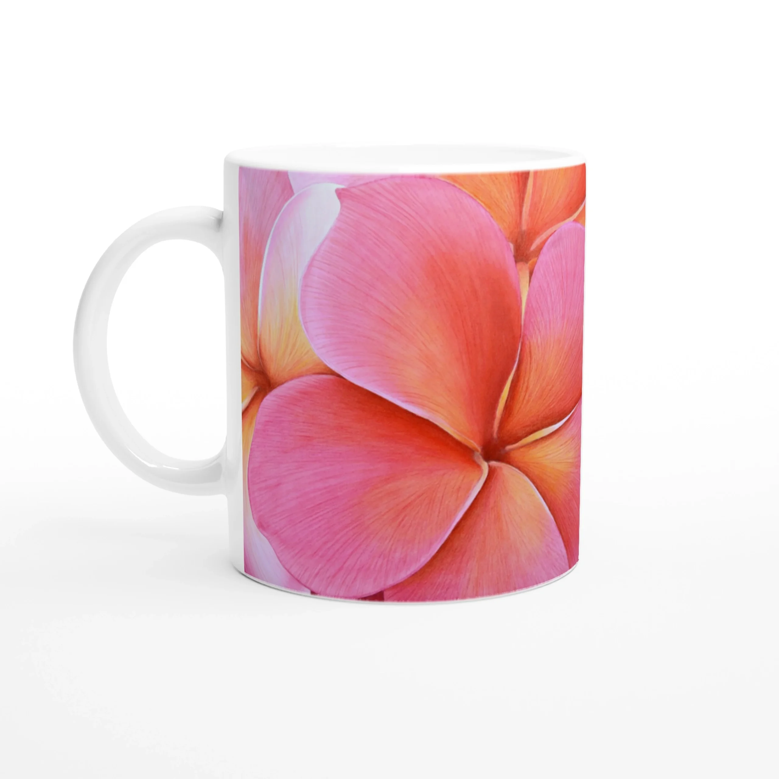 Mug avec des fleurs roses de plumeria, vue de droite, ajoutant une touche florale et fraîche à vos pauses café.