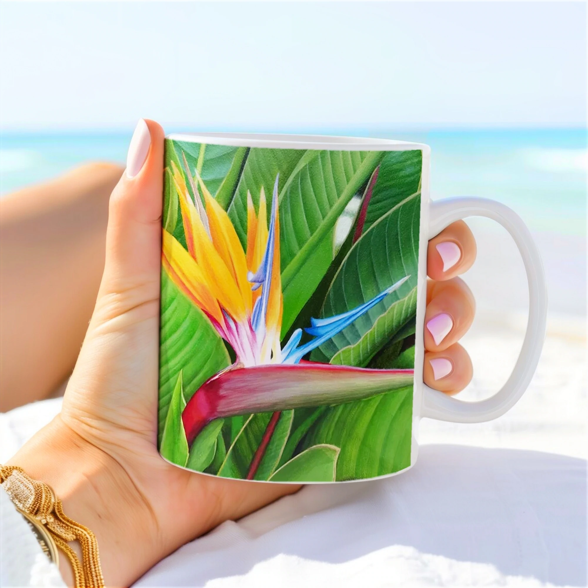 Mug avec fleur de Strelitzia, tenu dans une main, design tropical et vibrant inspiré de la nature.