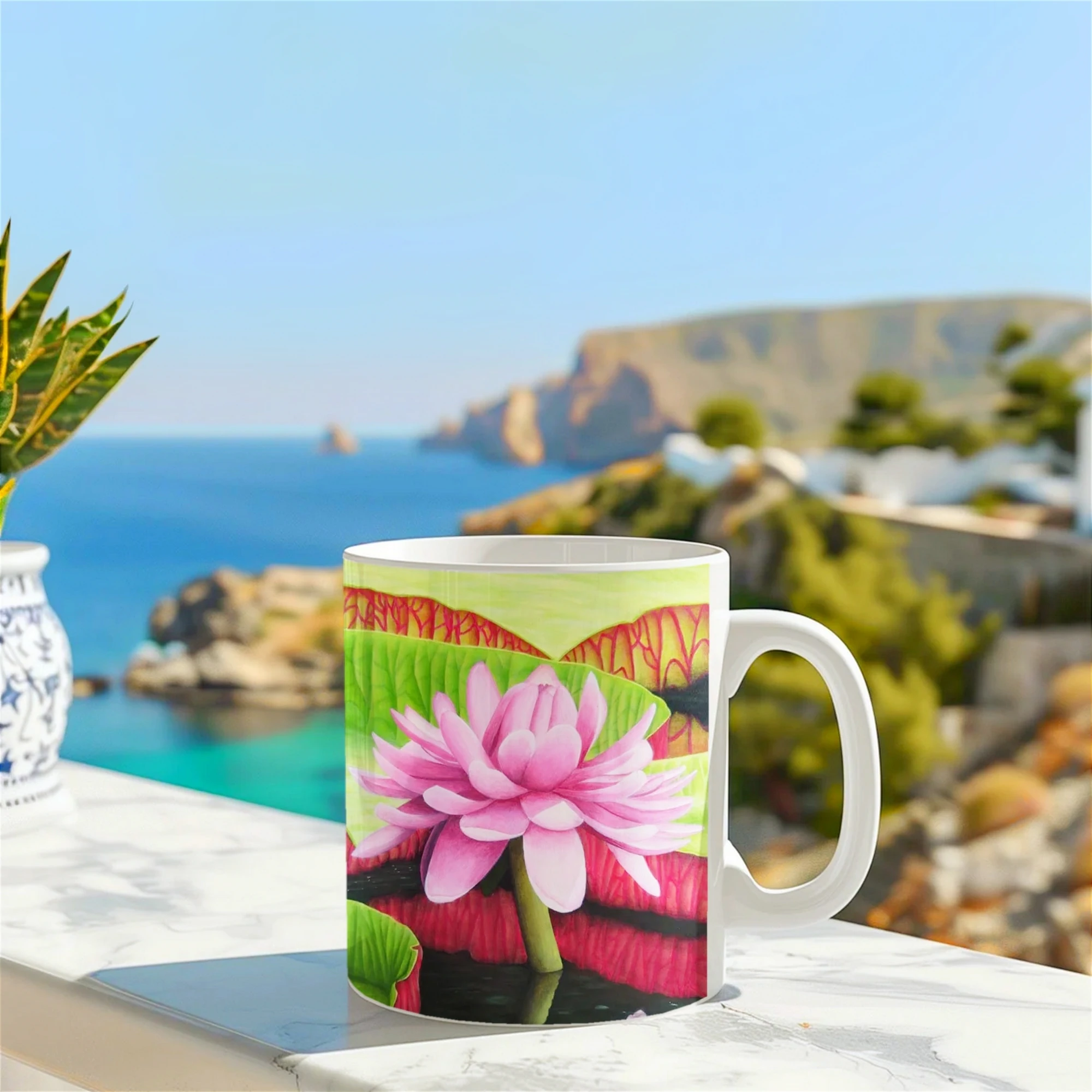 Mug avec fleur de nénuphar rose Victoria Amazonica, posé sur un muret devant la mer, pour un design floral et marin apaisant.