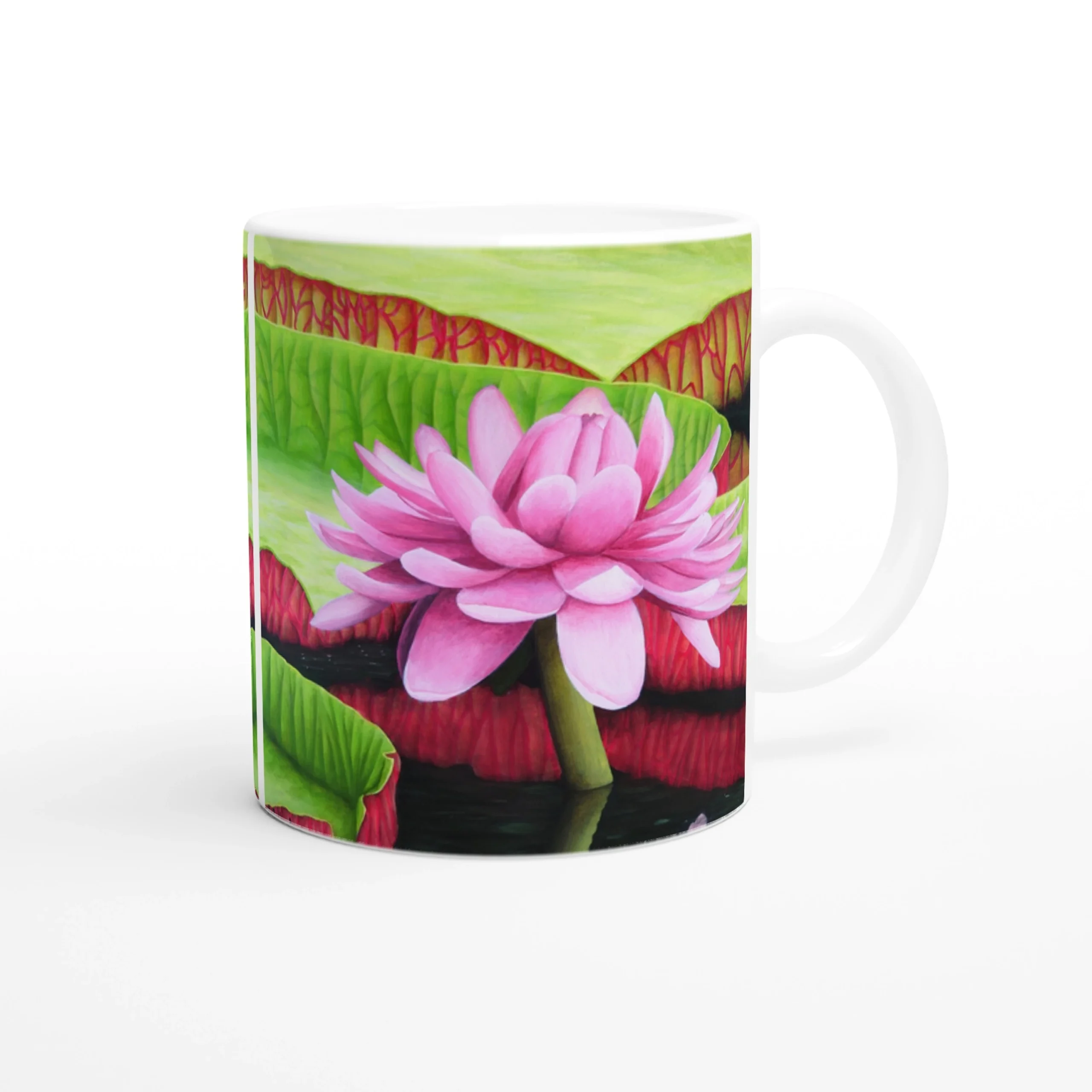 Mug avec fleur de nénuphar rose Victoria Amazonica, vue latérale gauche sur fond blanc, un design floral délicat et apaisant.