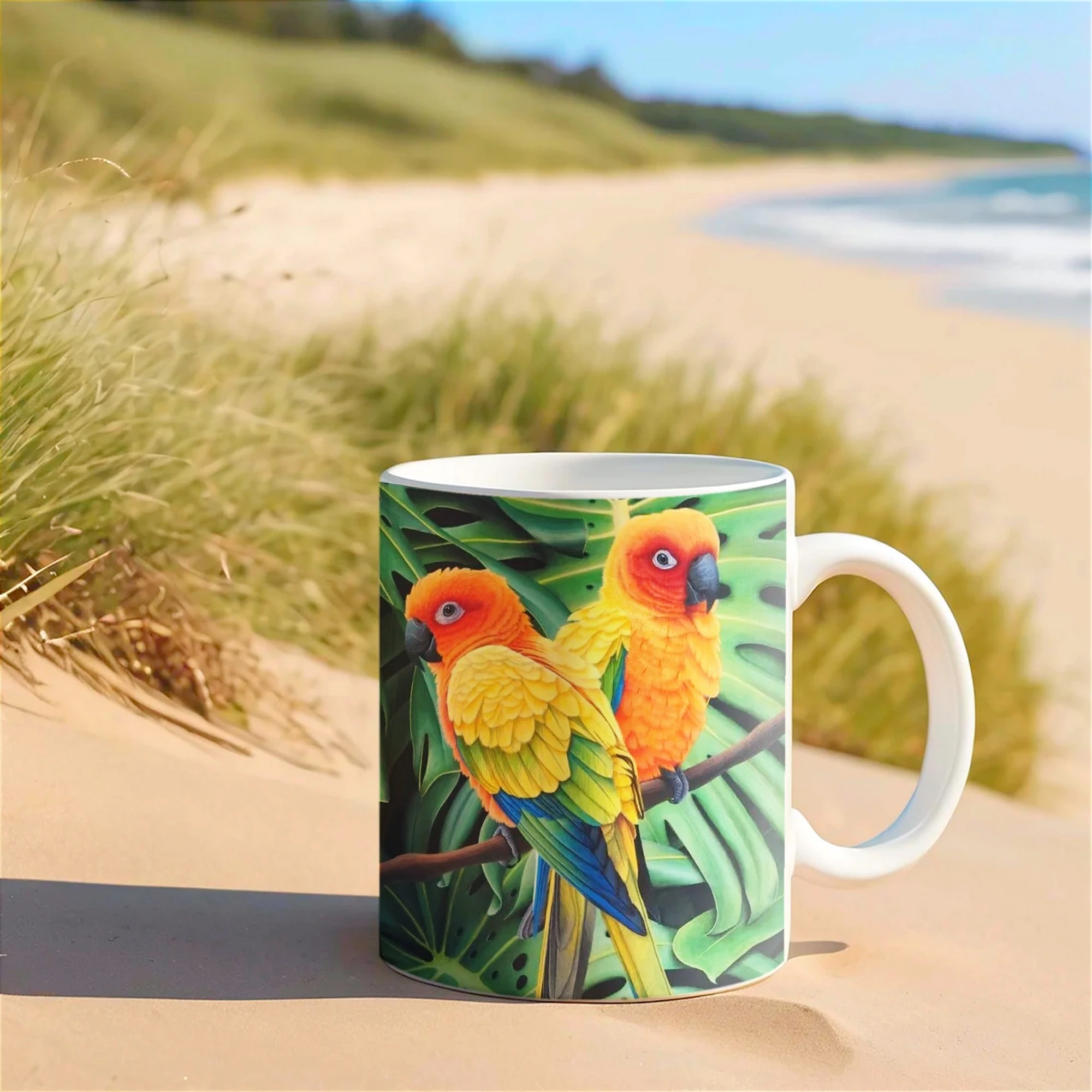 Mug avec illustration de deux conures soleil colorées dans la jungle, posé sur le sable, parfait pour les amoureux des oiseaux et de la nature.