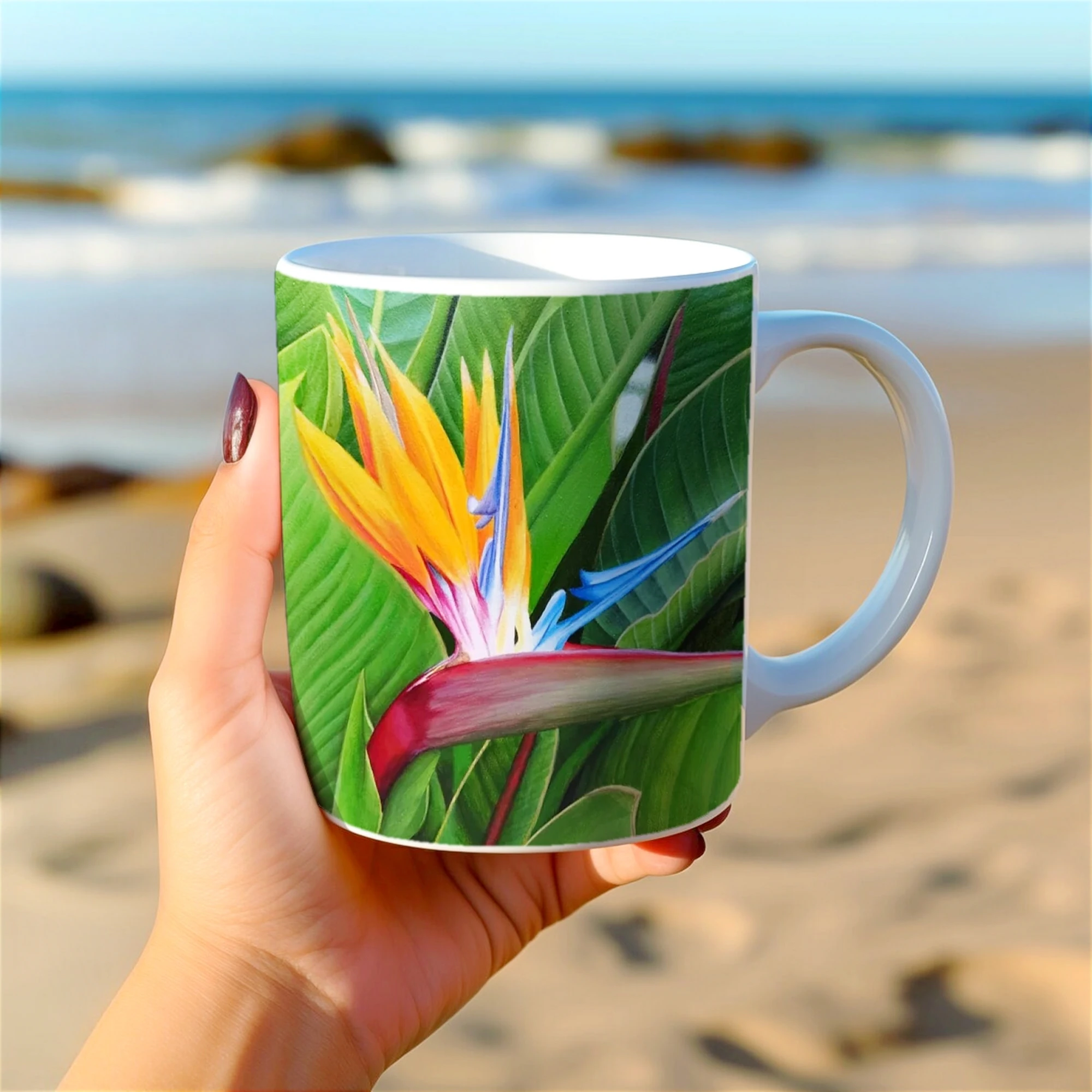 Mug avec motif de fleur de Strelitzia, vue depuis une main, un design artistique tropical à apprécier chaque jour.