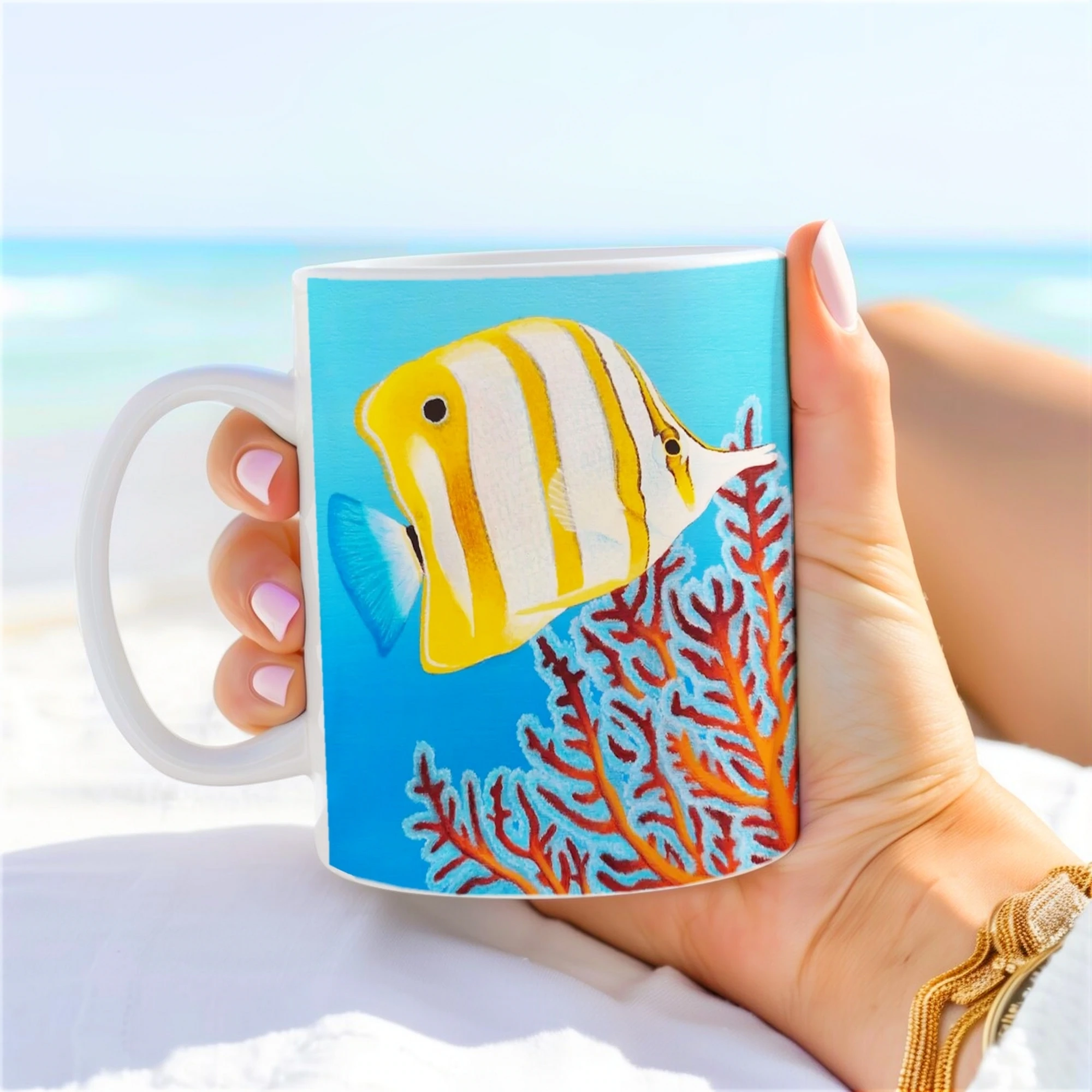Mug avec poisson Chelmon dans les récifs de l'océan, tenu dans une main, illustration marine vibrante.