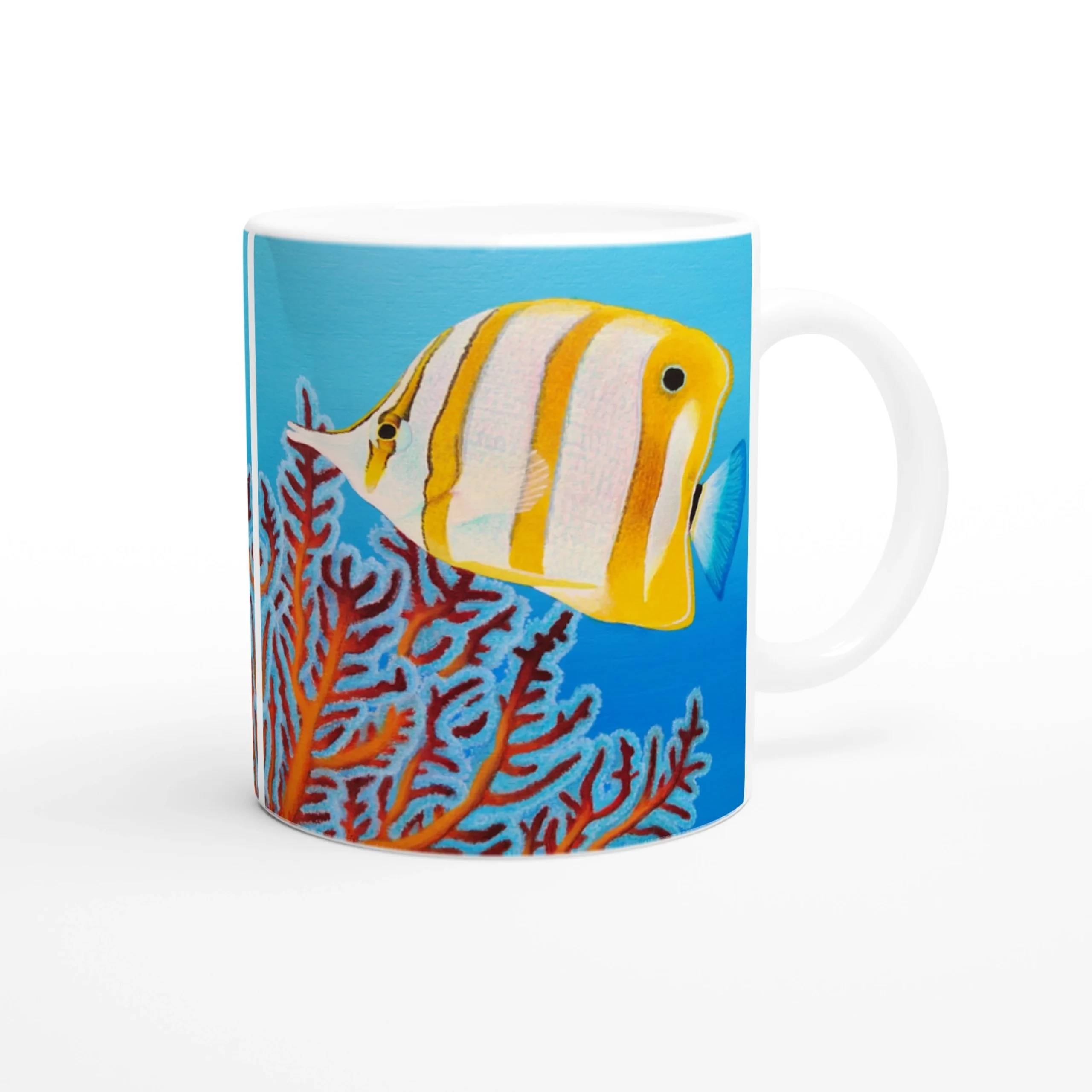 Mug avec poisson Chelmon et récifs marins, vu de gauche sur fond blanc, illustrant la beauté de l'océan.
