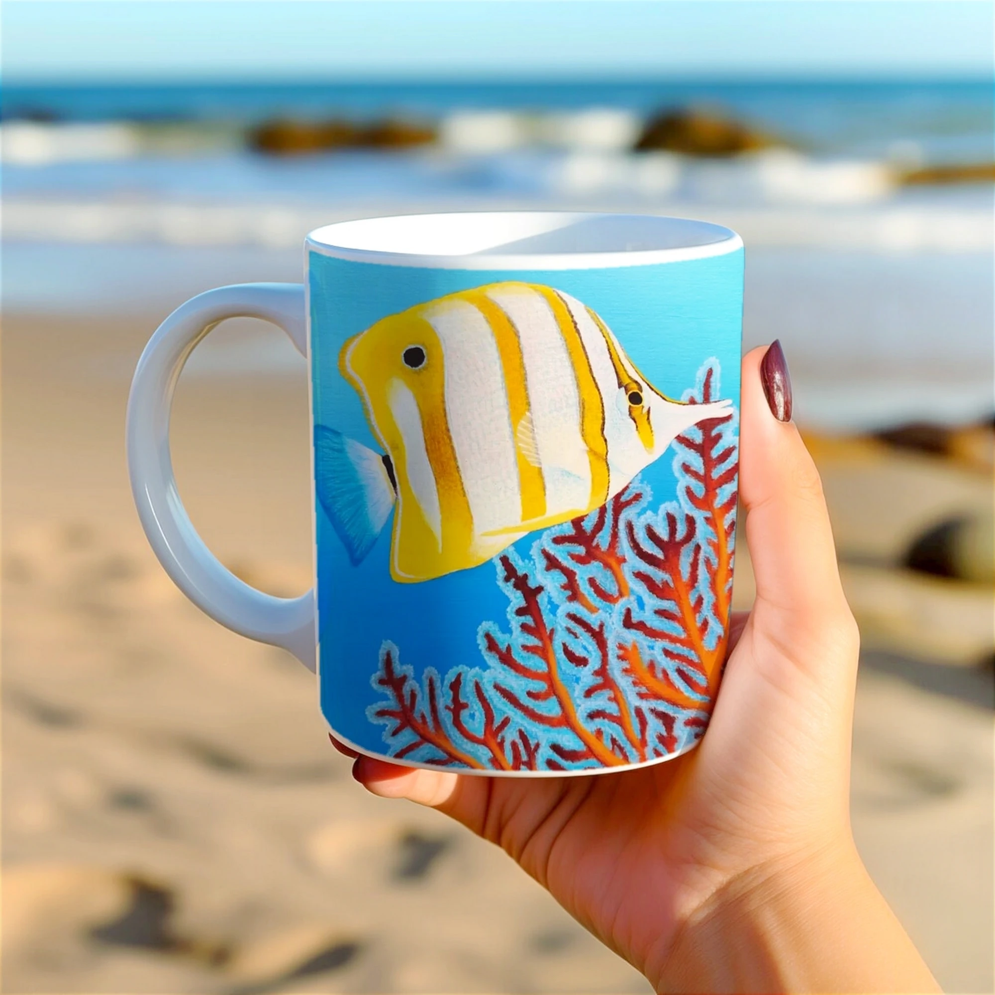 Mug avec poisson Chelmon et récifs marins, vue dans une main, une touche tropicale pour vos pauses café.