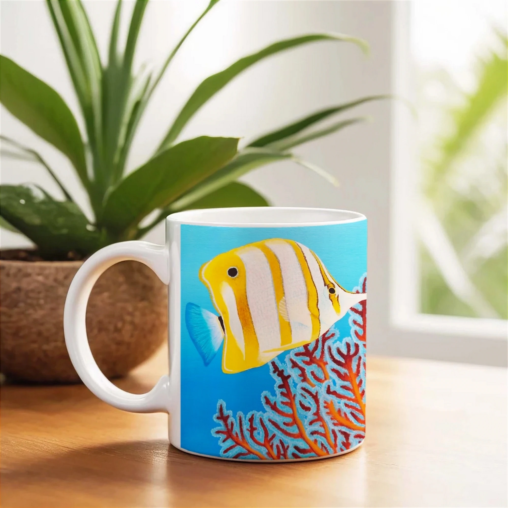 Mug avec poisson Chelmon imprimé, posé sur une table, apportant une ambiance marine à votre intérieur.