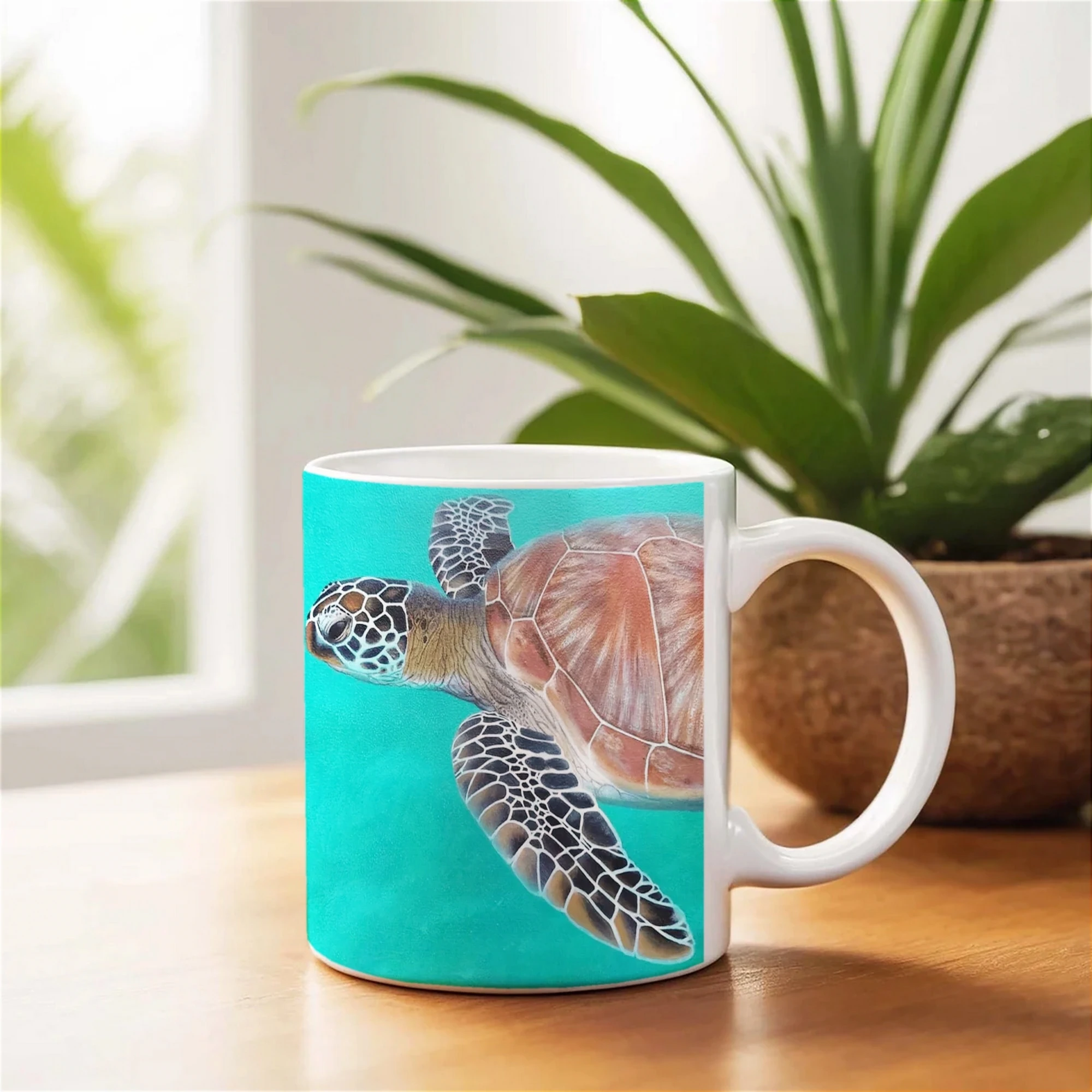Mug avec tortue de mer Chelonia posé sur une table, ajoutant une touche de nature océanique à votre espace.