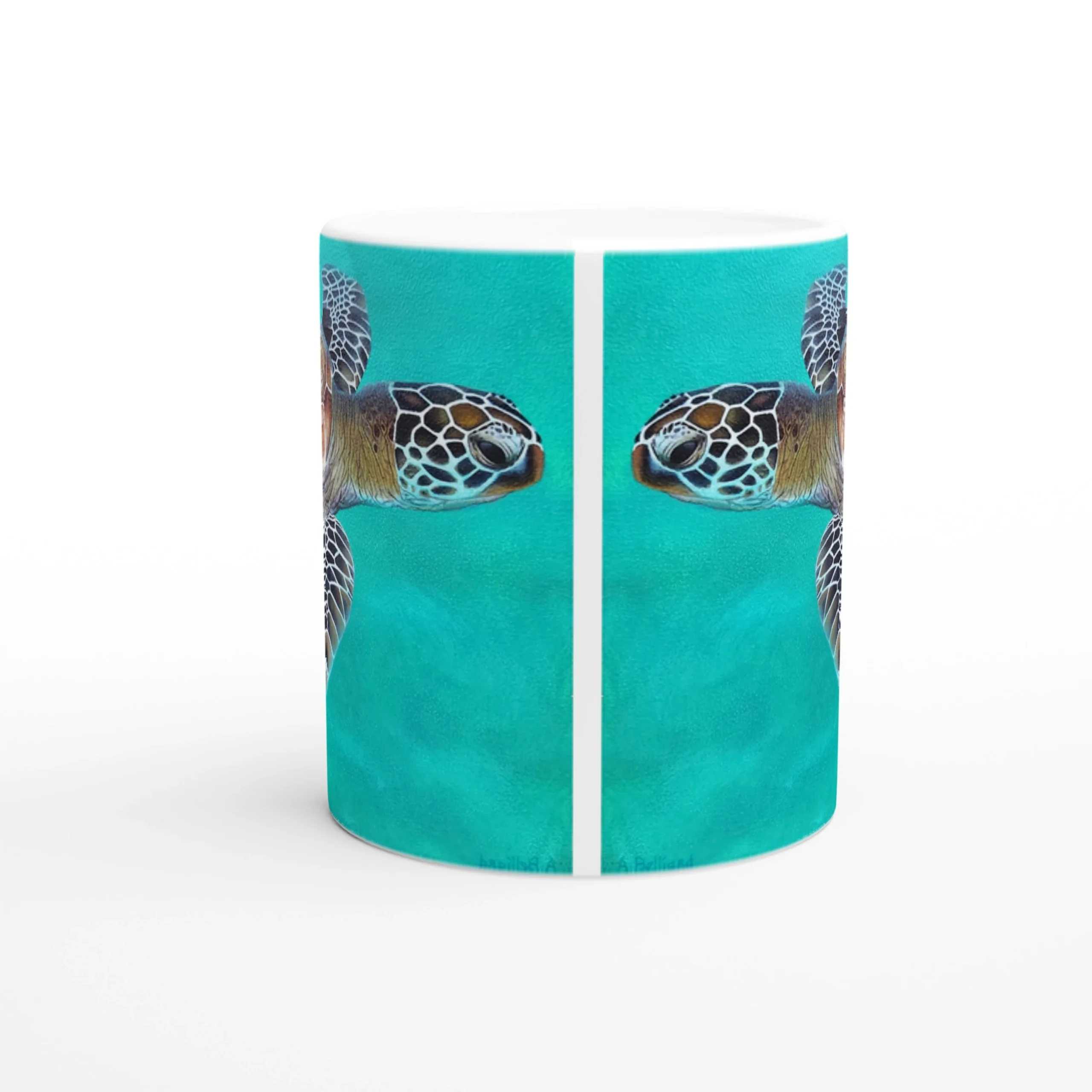 Mug avec tortue de mer Chelonia sur fond blanc, vue de face, design moderne et élégant inspiré de la nature marine.