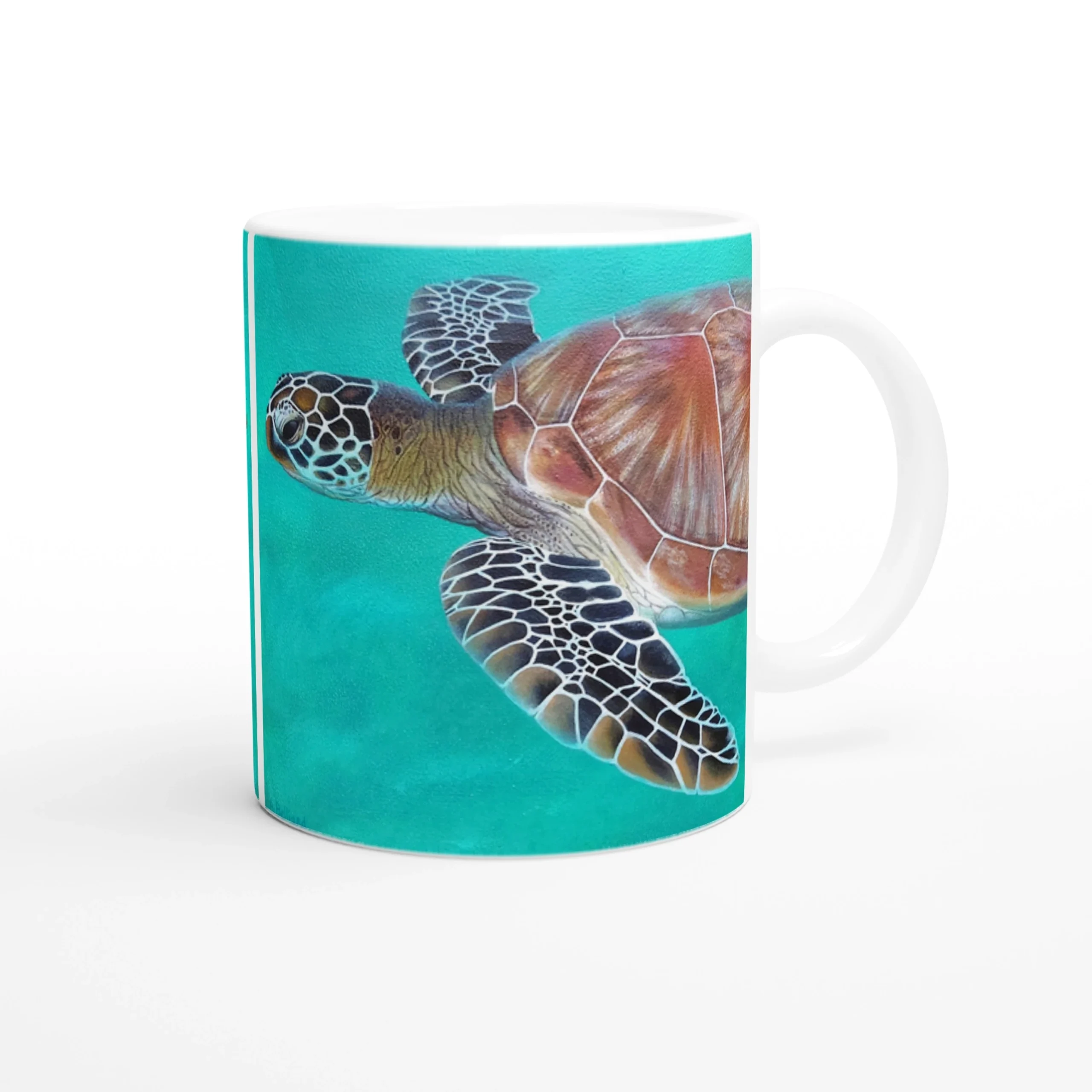 Mug avec tortue de mer Chelonia, vue latérale gauche sur fond blanc, pour une touche naturelle et artistique à votre collection.