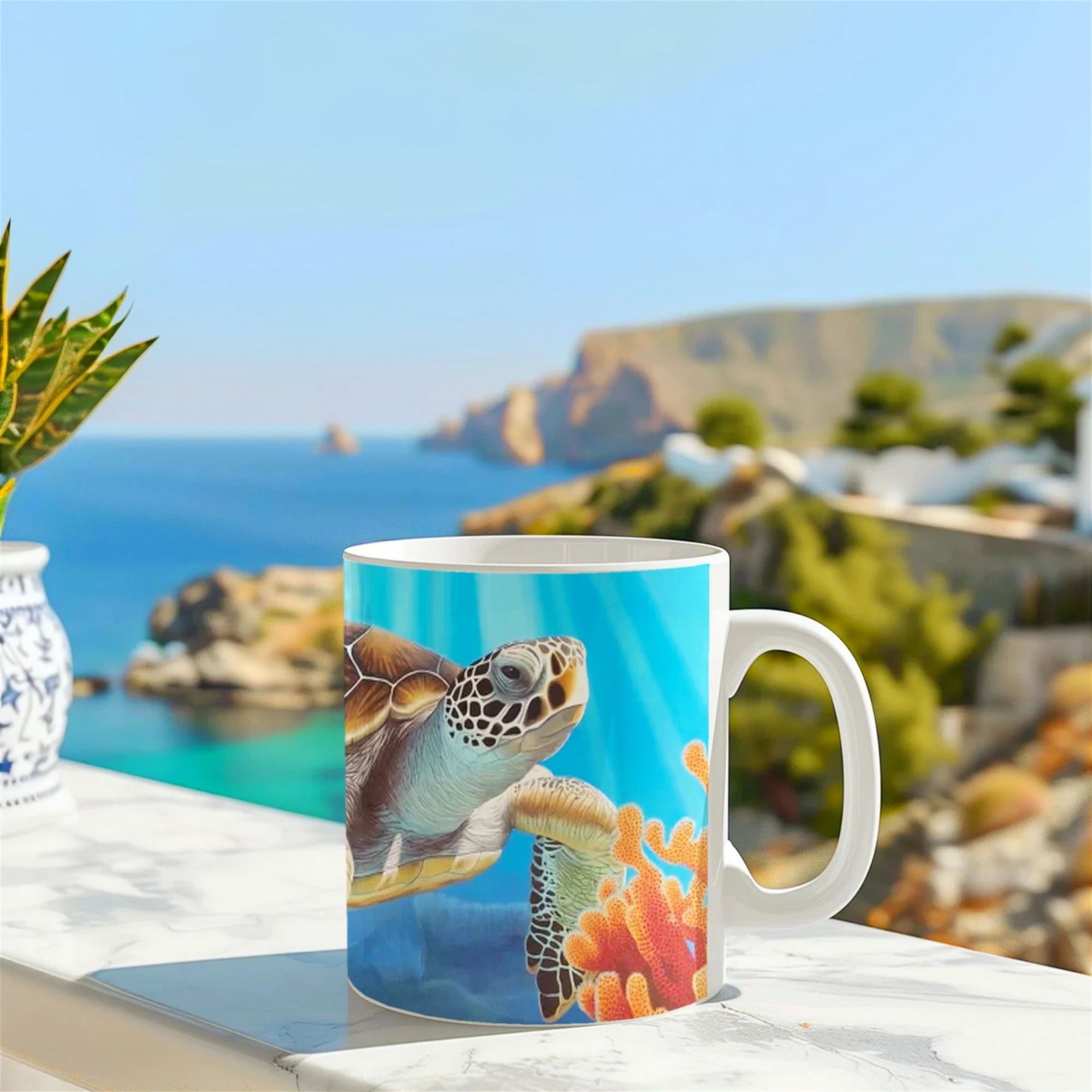 Mug avec tortue de mer et poissons tropicaux, posé sur un muret face à l'océan, un design inspiré des fonds marins pour les amoureux de la mer.