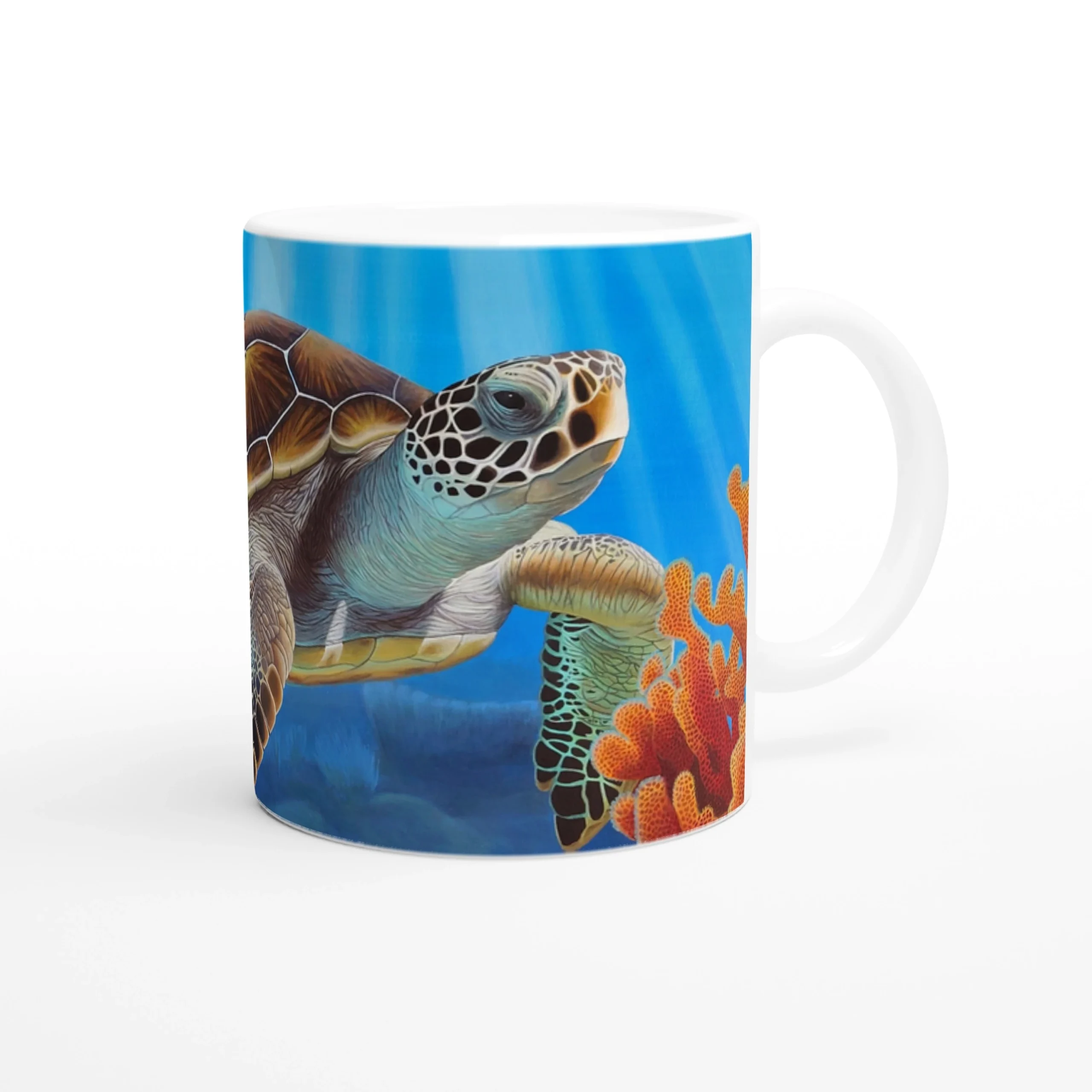Mug avec tortue de mer et récifs colorés, vue de gauche sur fond blanc, un design artistique inspiré de la vie marine et des coraux.