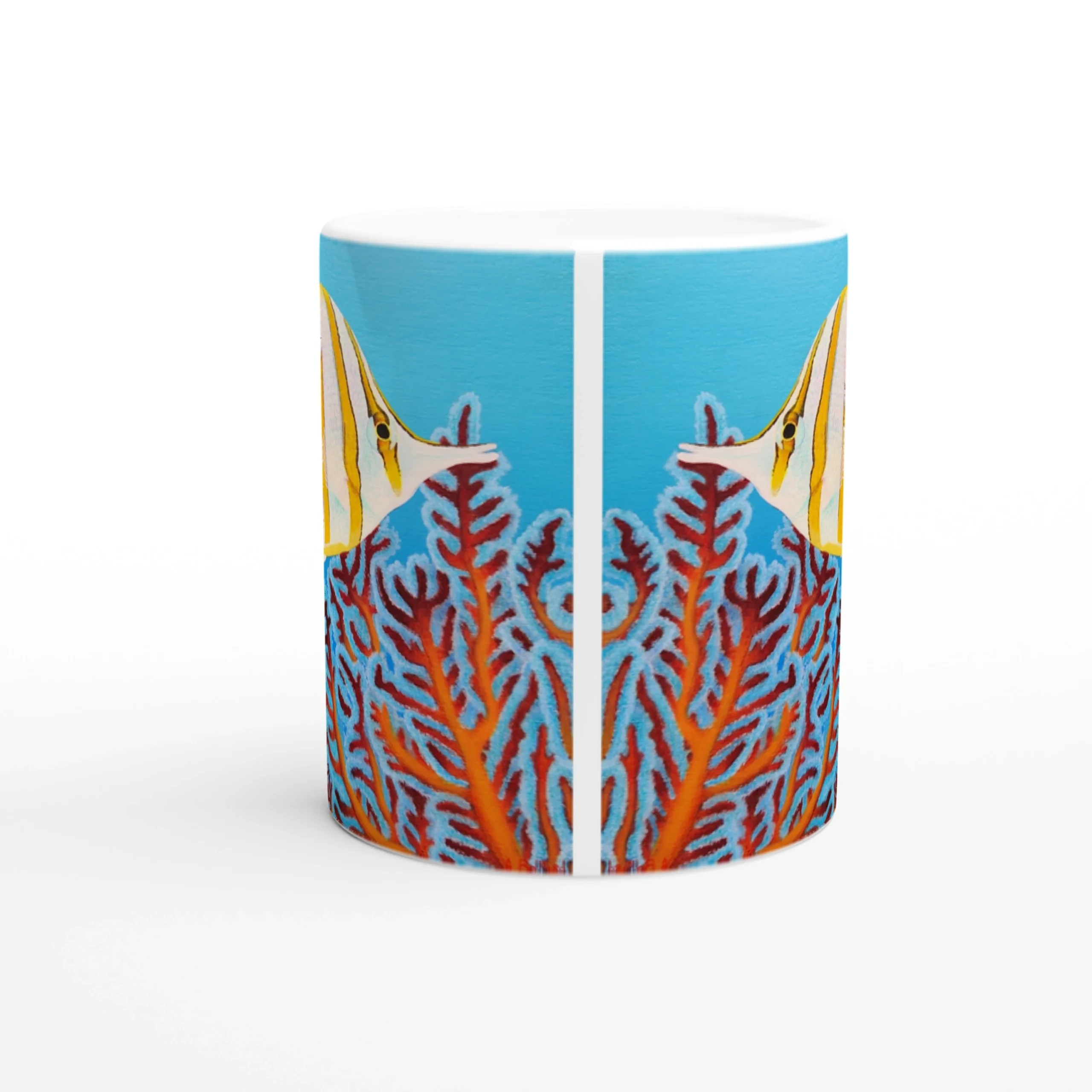 Mug avec un poisson Chelmon dans les récifs, vu de face sur fond blanc, un design moderne et naturel pour vos moments de détente.