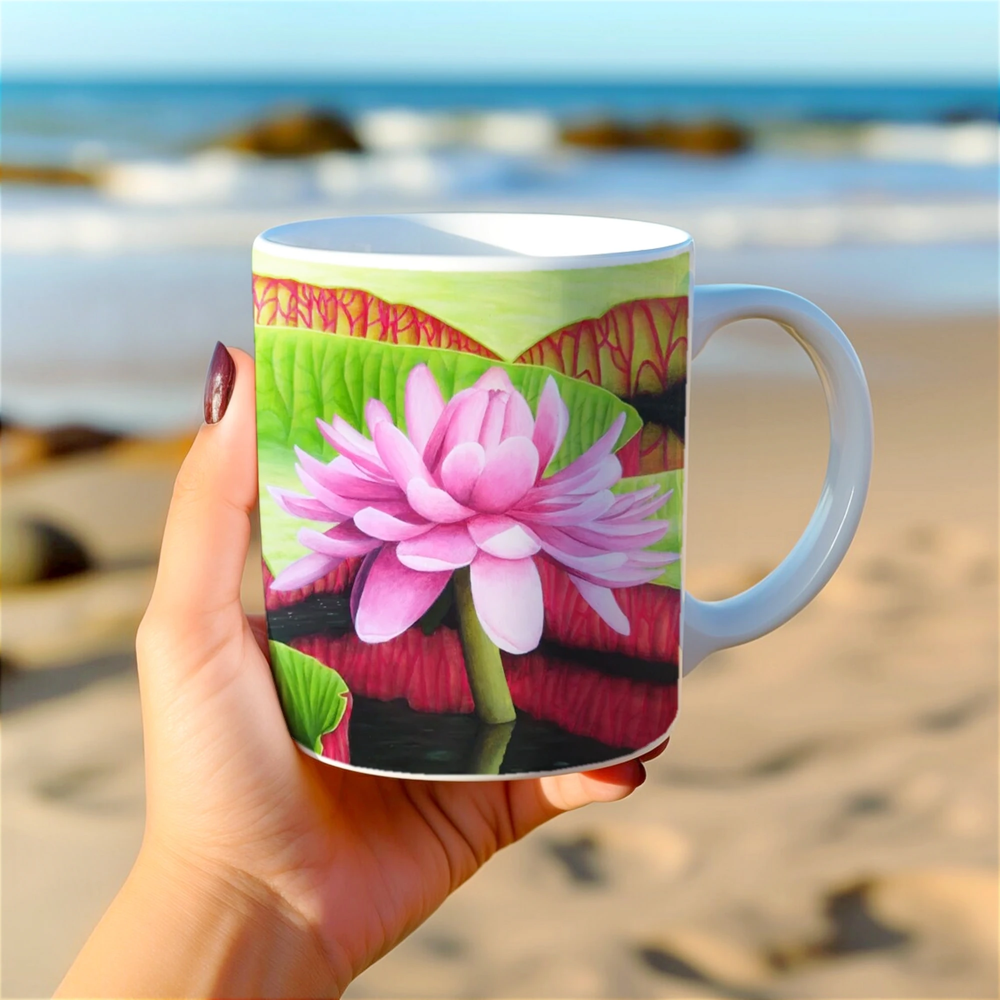 Mug avec une fleur de nénuphar rose Victoria Amazonica, vue dans une main, une touche de nature tropicale dans chaque gorgée.