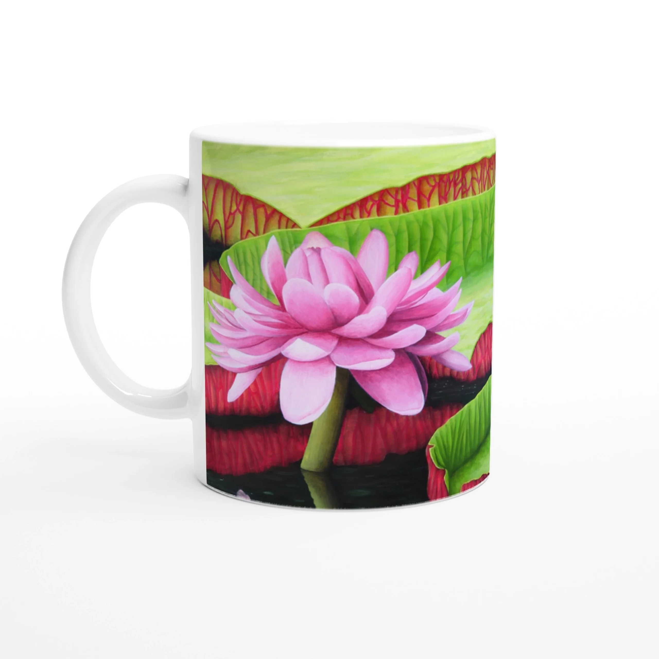 Mug avec une fleur de nénuphar rose Victoria Amazonica, vue de droite sur fond blanc, un motif floral rafraîchissant et élégant.
