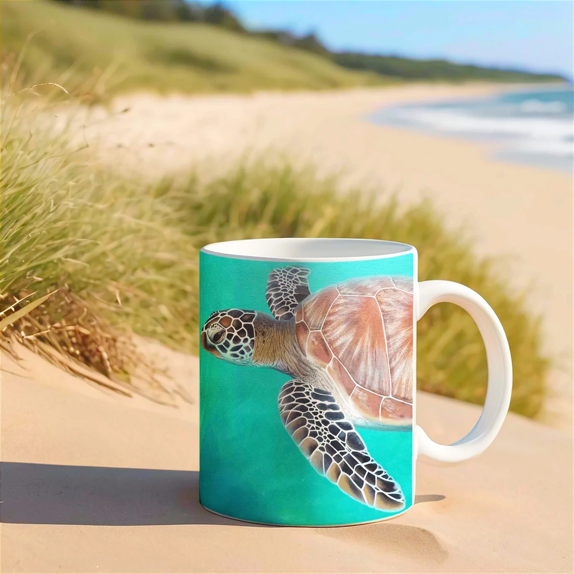 Mug avec une tortue de mer Chelonia, posé sur le sable de la plage, design inspiré des fonds marins tropicaux.